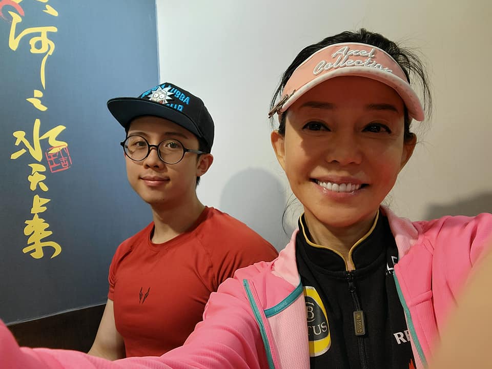 資深媒體人黃智賢昨天開直播時,呼籲狄鶯放過司法。(翻攝自狄鶯臉書)