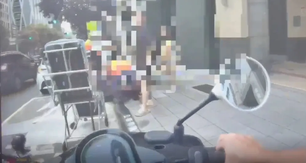 扯…台北人妻摩鐵外埋伏「等老公」　阻攔不成「改趴引擎蓋」慘被拖行