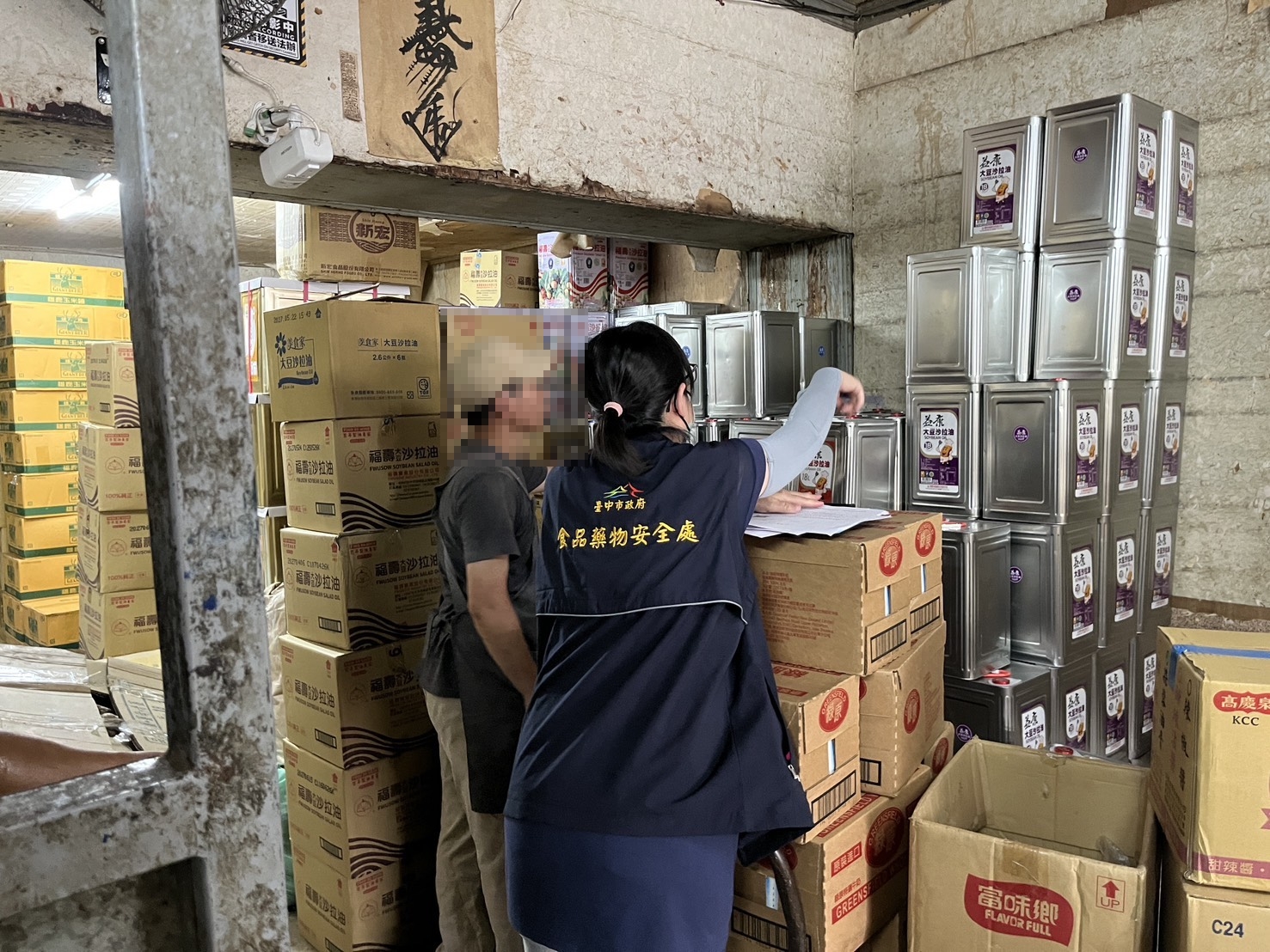 多家沙拉油廠商驚傳驗出致癌物質超標,台中市府啟動跨局處查核機制並輔導業者主動張貼安心公告。(台中市政府提供)