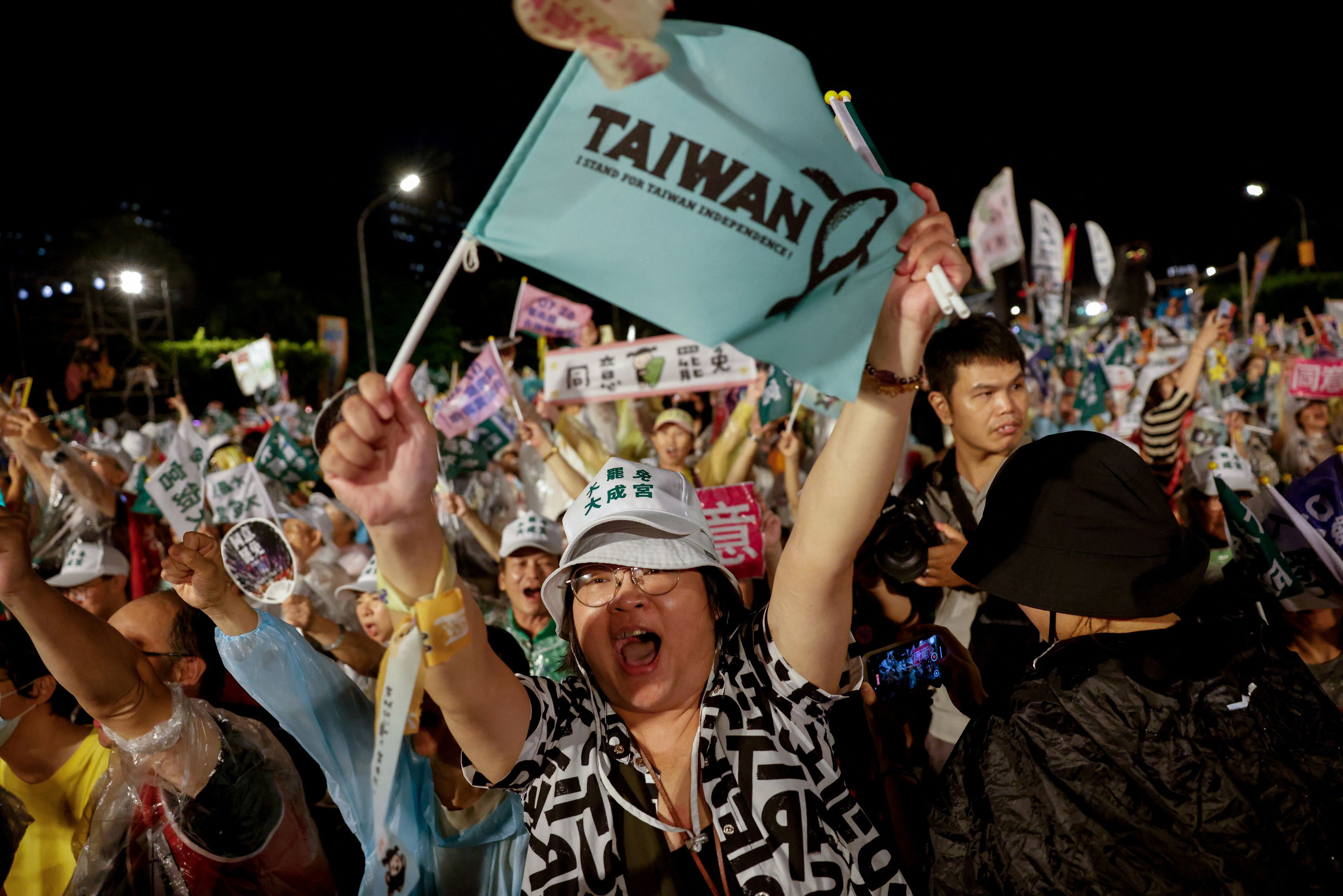支持罷免投票運動的民眾於7月24日聚集在台北凱道。(路透社)