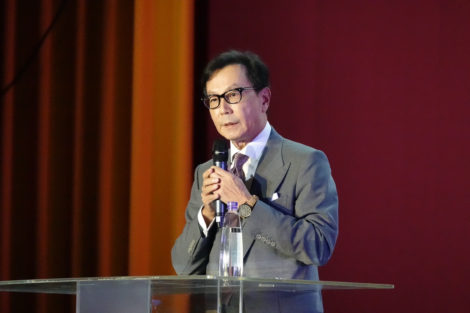 演講前,蔡明忠董事長向侯文詠、蔡康永討教該跟年輕人說什麼?但他覺得再多再酷的idea都是他人的想法,所以決定還是做自己好了,用自己的風格說想講的話。
