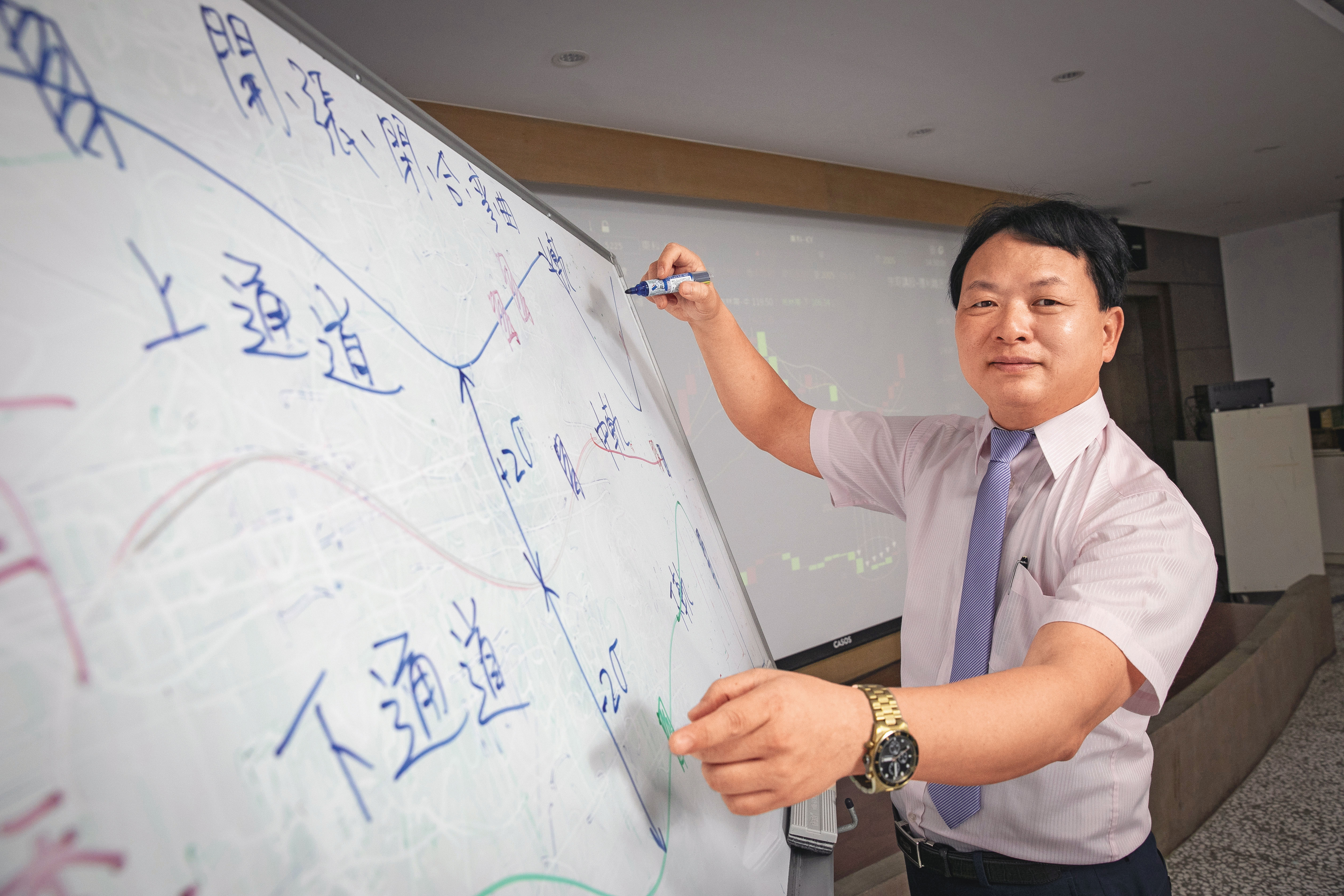 莊文宗透過主副圖策略股海淘金,「布林線」框住股價波動,再以「寶塔線」抓漲點,滾出6千萬元身家。