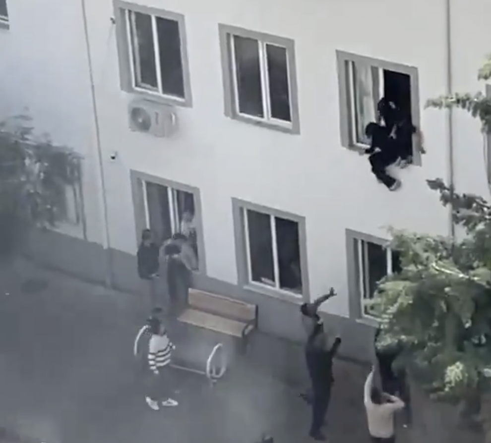 土耳其校園發生槍擊案,學生們紛紛跳窗逃命。(翻攝自X@kayipsayfaa)