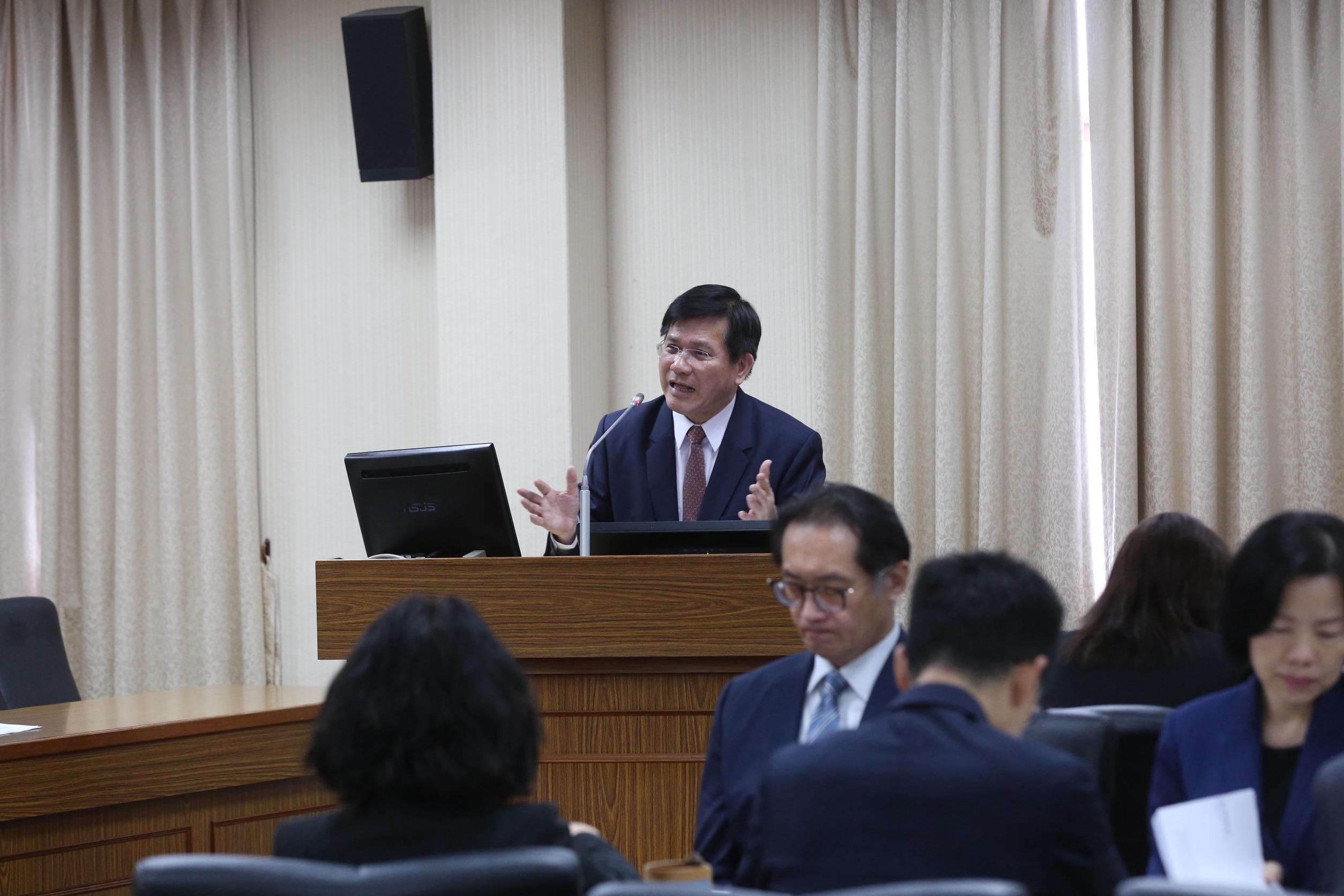 被傳遭日方拒絕入境只能在機場過夜,林佳龍今日備詢時澄清。(鏡報董孟航)
