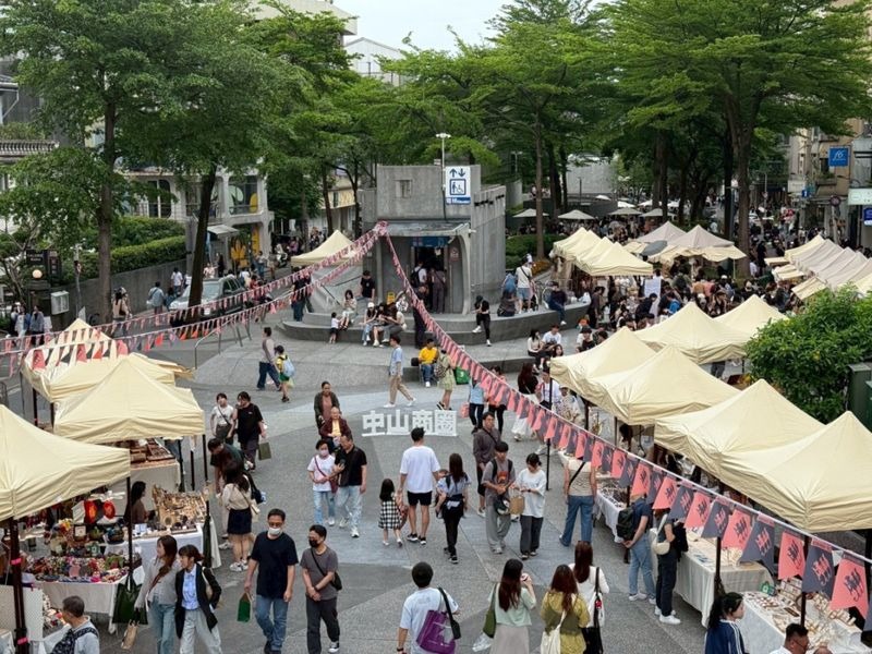 台北市衛生局公告,8/1起新中山線型公園周邊的赤峰商圈將全面列為禁菸場所。(台北市政府提供)