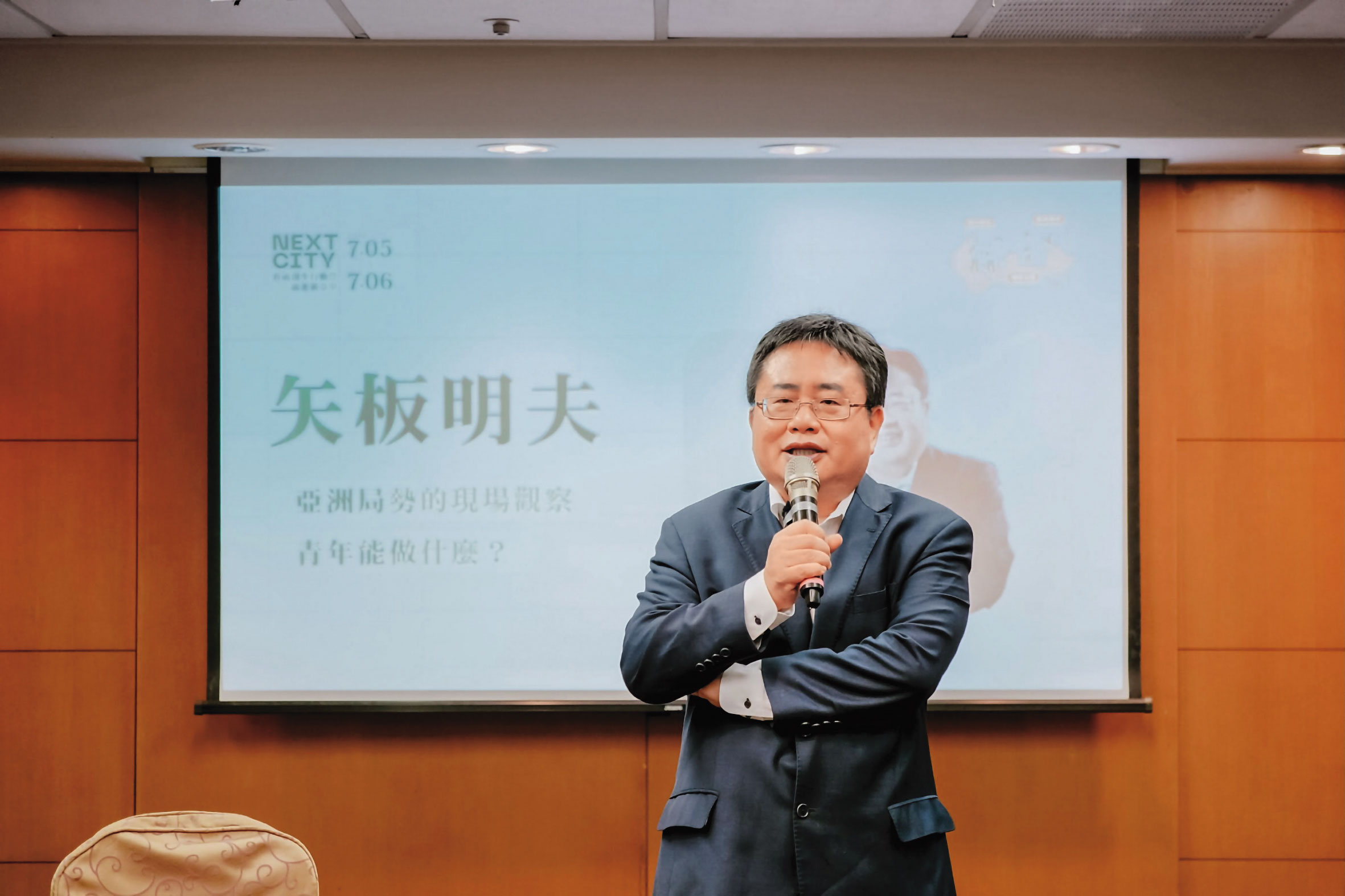 矢板明夫上週一在台中演講後,遭毆打受傷。(翻攝春雨文教基金會臉書)