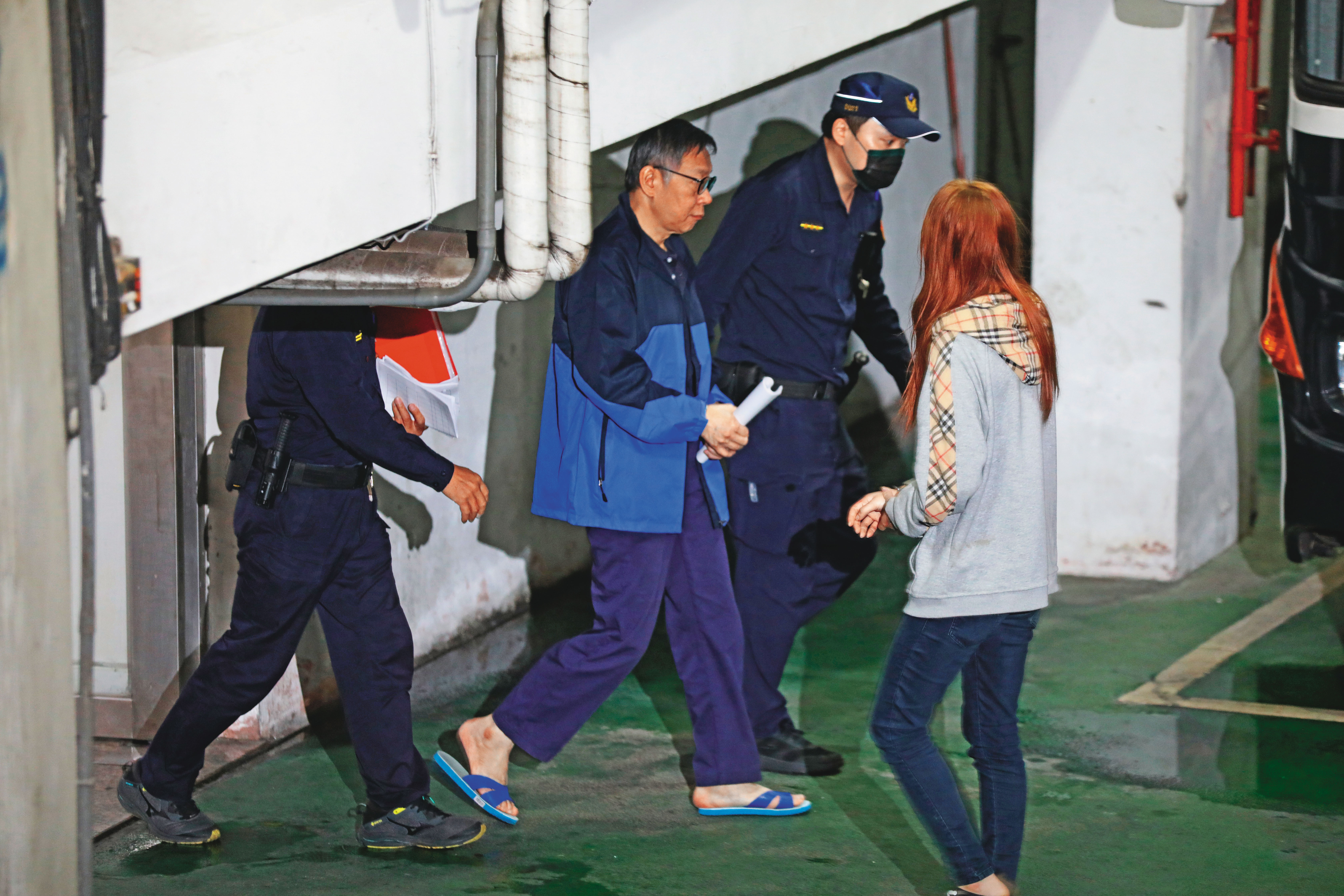 民眾黨主席柯文哲涉嫌在京華城改建每個階段都收賄,並在市長室及工地收1,500萬元,遭台北地院裁定繼續羈押2個月。
