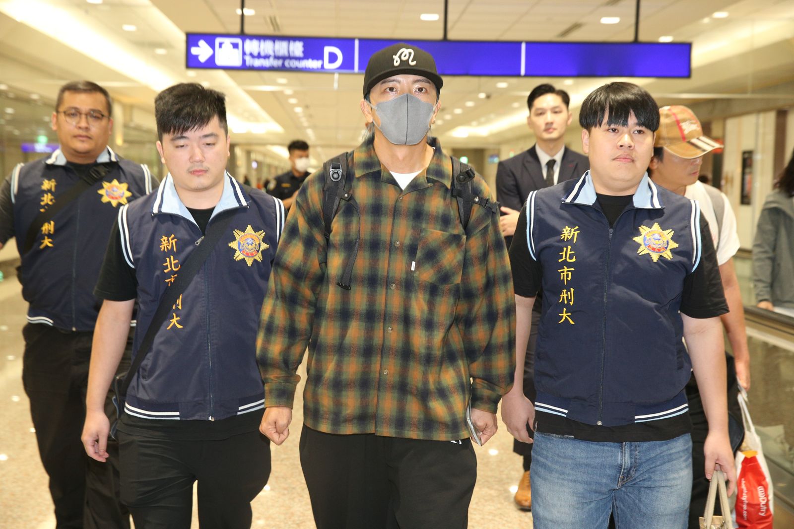 坤達涉閃兵遭拘提,返抵台灣便被航警帶走。(資料照,桃園機場記者聯誼會提供)