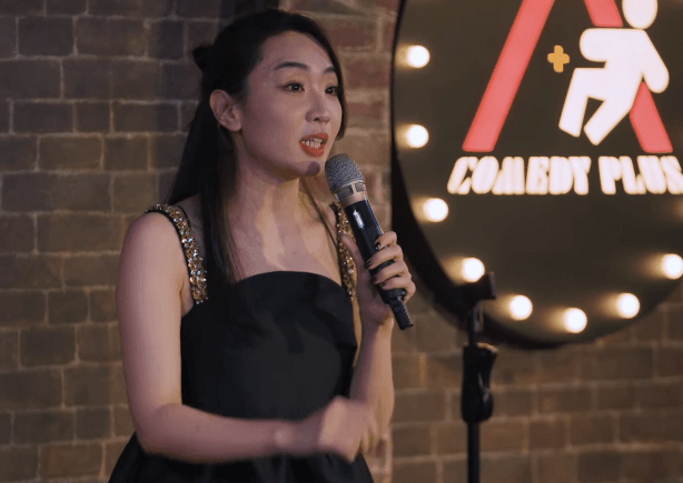 單口喜劇演員林妍霏模仿韓籍啦啦隊員遭炎上。(翻攝STR Network YouTube)