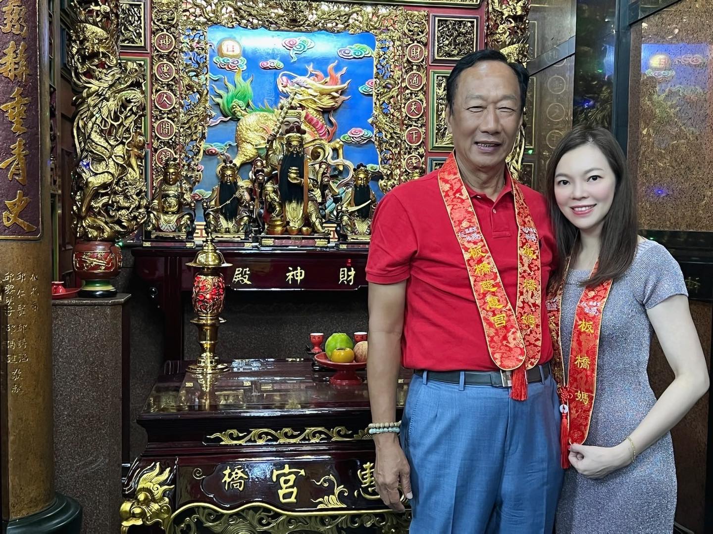 據報,自稱「媽祖廟阿銘」的郭台銘,常在農曆的大年初一,帶著妻子曾馨瑩與子女前往板橋慈惠宮參拜。(翻攝自郭台銘臉書)