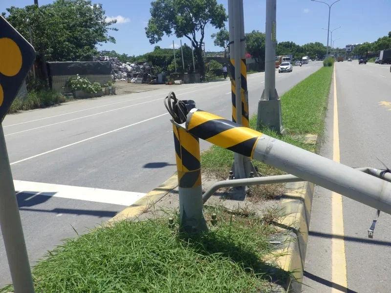 台中市大雅區一輛曳引車疑似因吊臂未確實收妥,行經路口時拉扯到號誌桿,造成號誌桿當場斷裂倒塌。(警方提供)