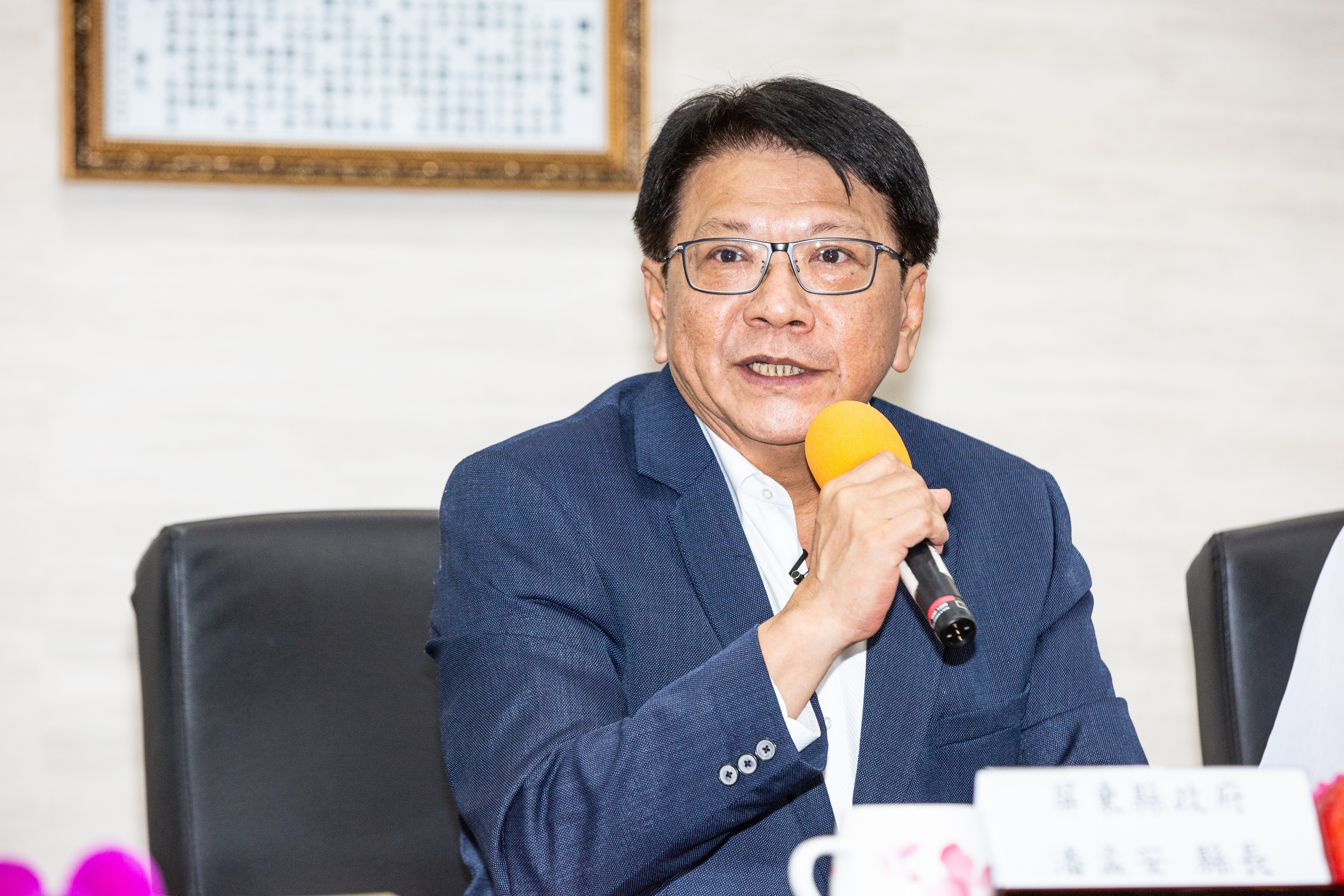 潘孟安被問毒油案,竟揮手打女記者麥克風,畫面在網路上瘋傳。(本刊資料照)
