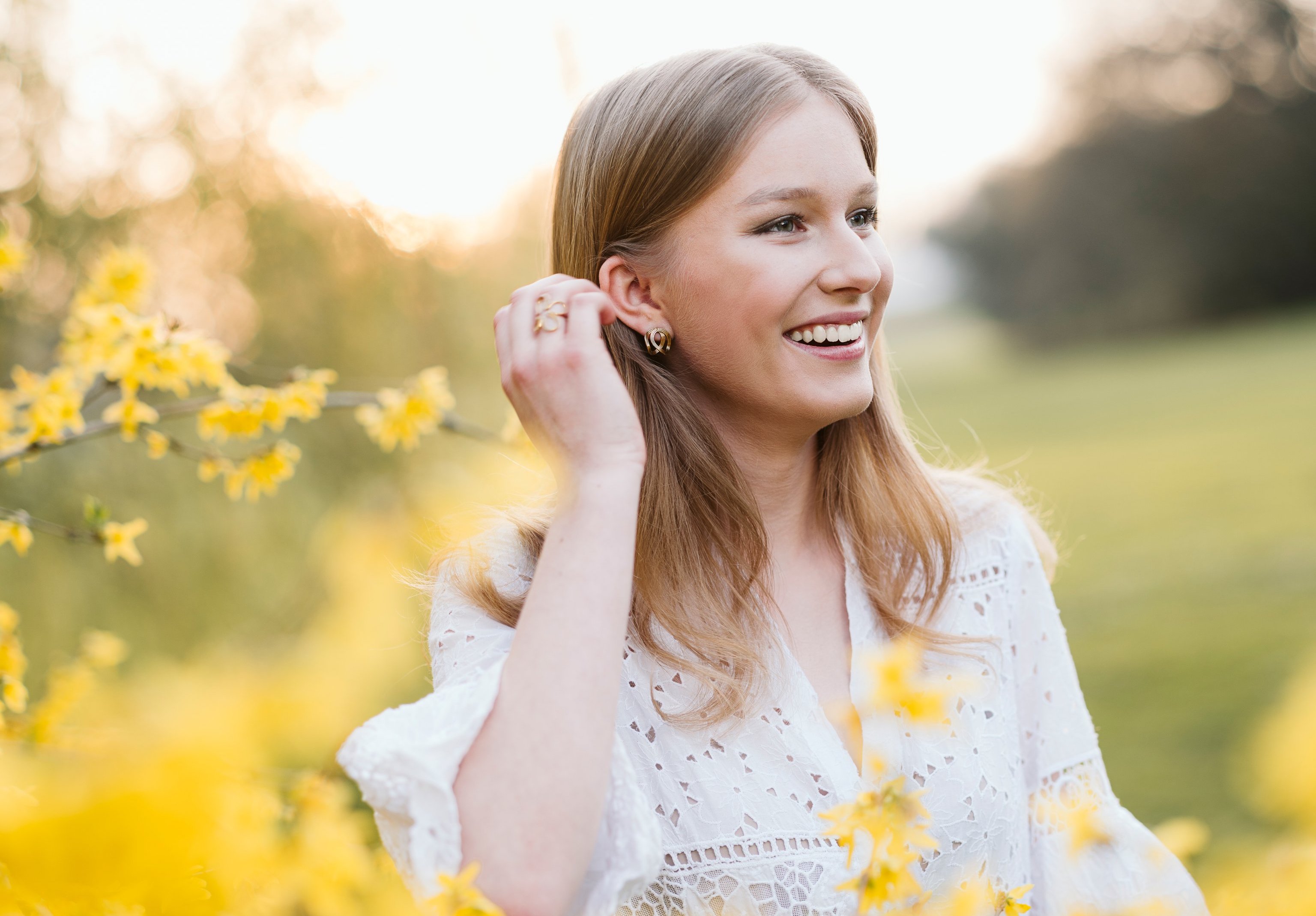 比利時艾蕾諾爾公主迎來18歲生日,王室釋出多張全新美照,氣質清新自然。(翻攝X@MonarchieBe)