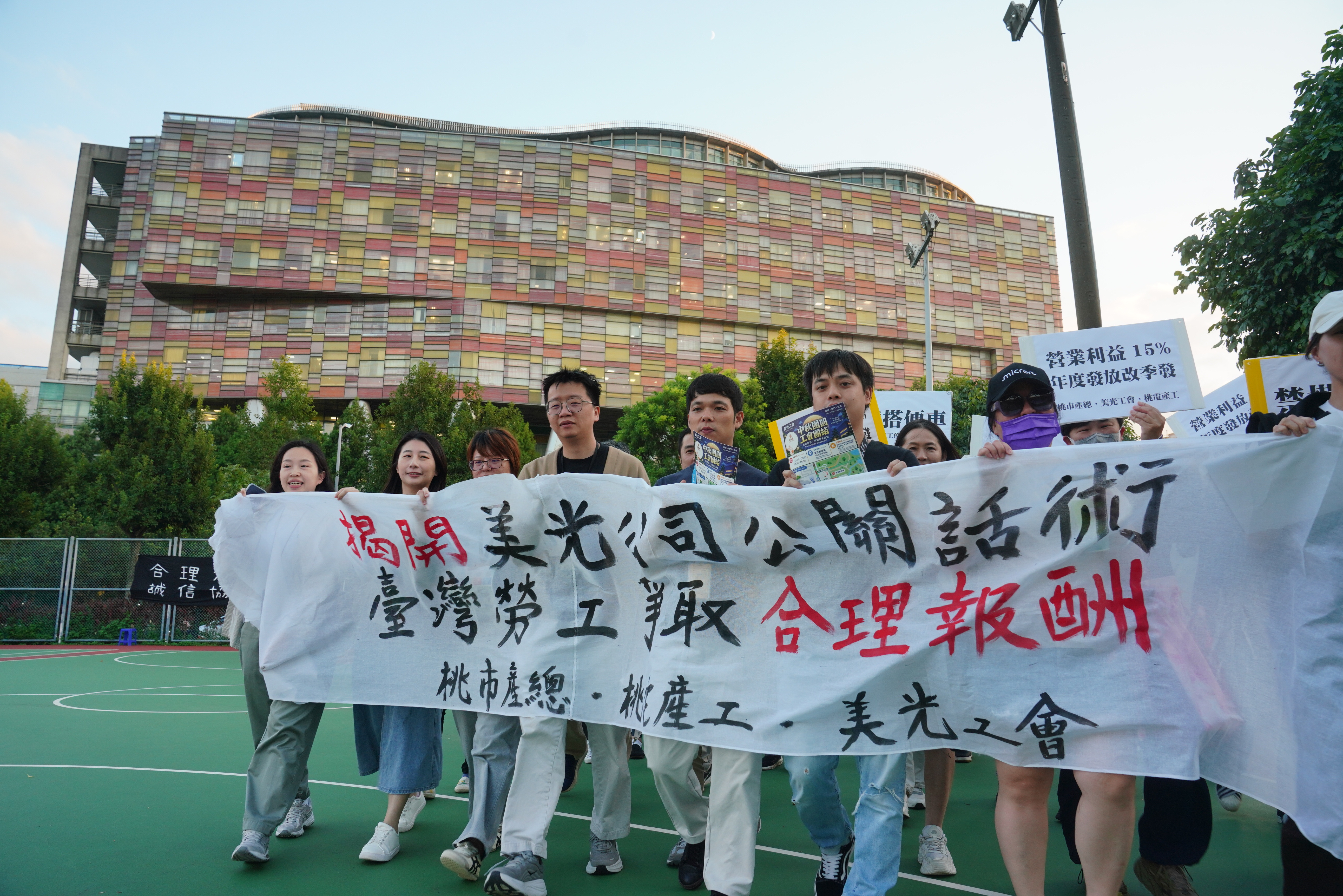 隨著台中工會與美光簽署勞資協議,目前僅桃園工會取得合法罷工權。