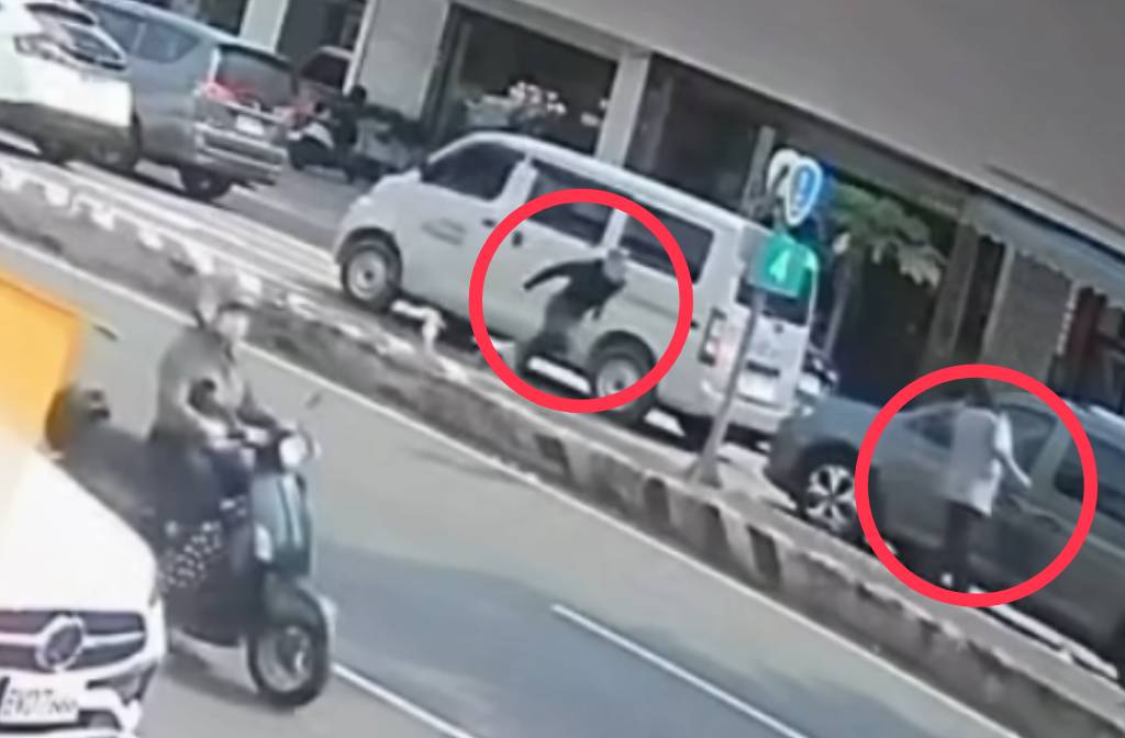 葉男(左)下車撲向李男(右),李男後腦勺著地,口鼻血沫直流。(網路翻攝)