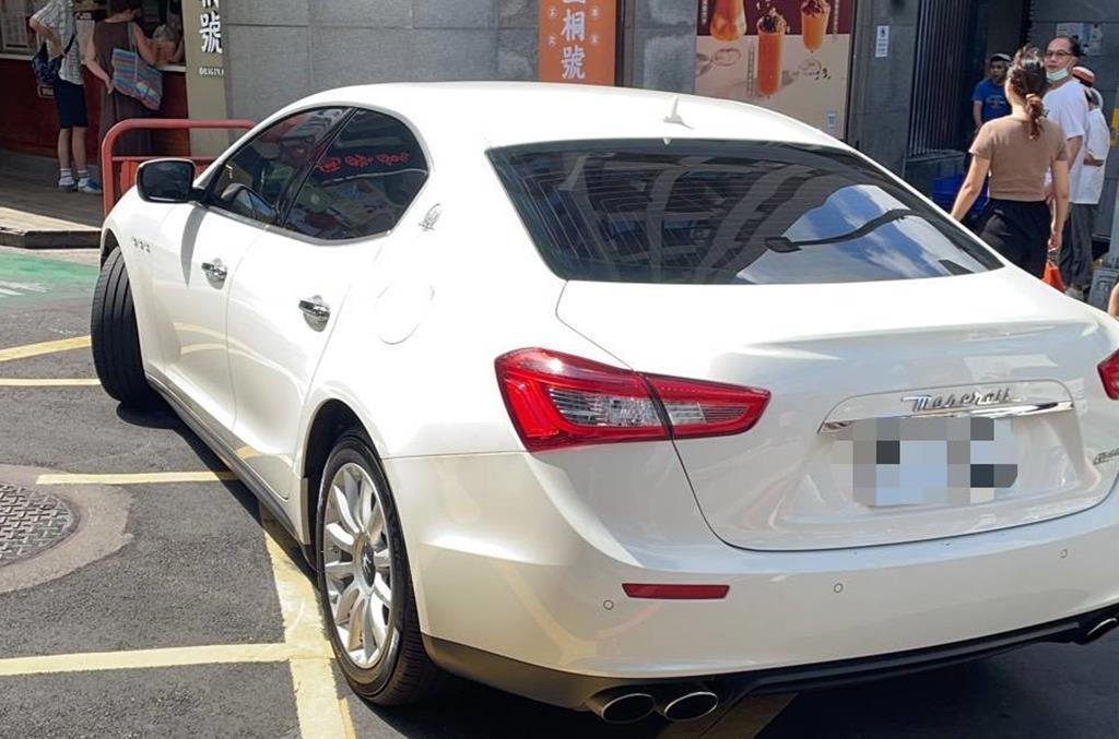 1名瑪莎拉蒂女駕駛下車幫身障人士移輪椅,卻沒想到車門反遭愛犬反鎖。(翻攝畫面)