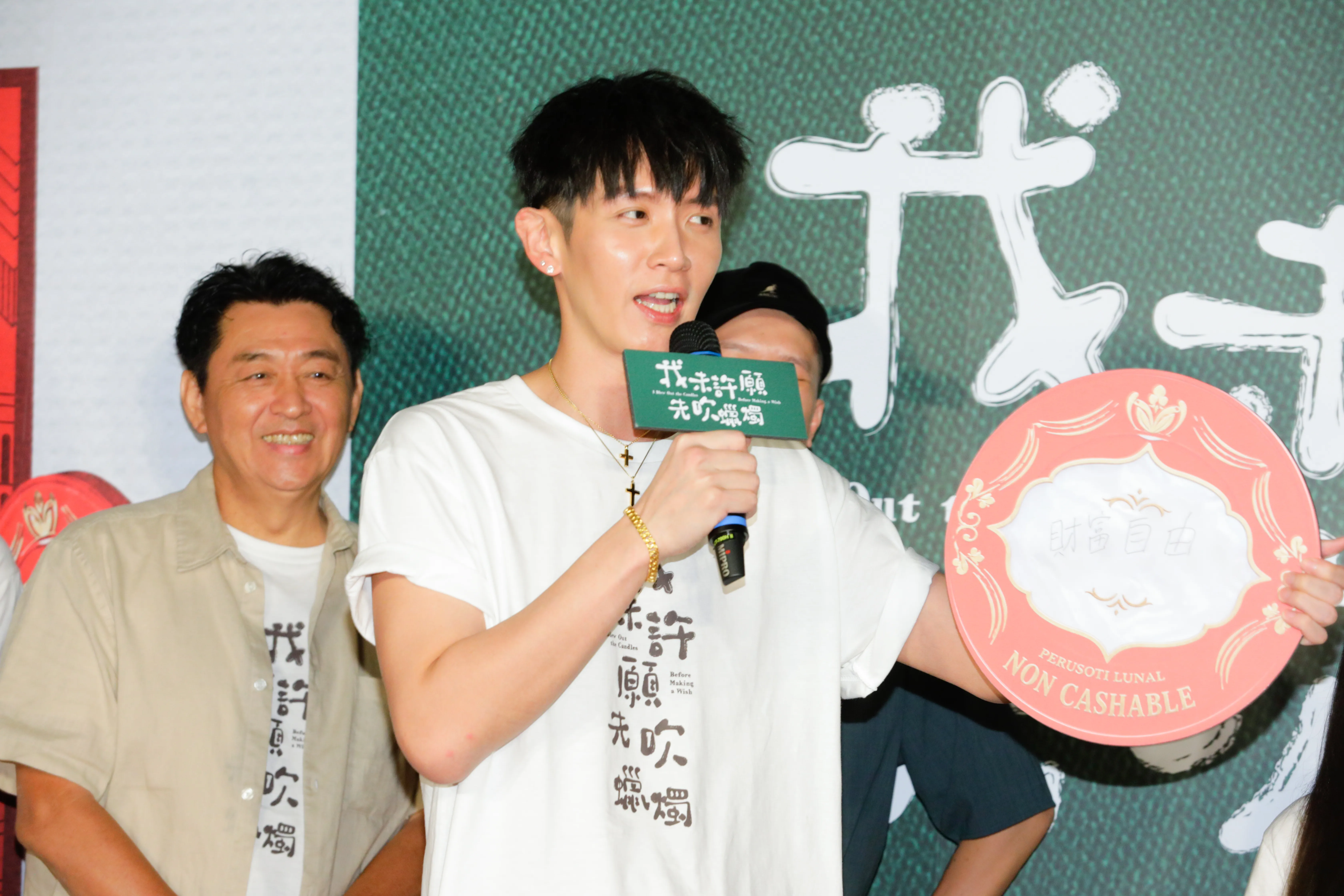 被封人體身高檢測器　柯震東合照封印「鎖喉」改摸頭　談楊銘威離婚：不勸合不勸離