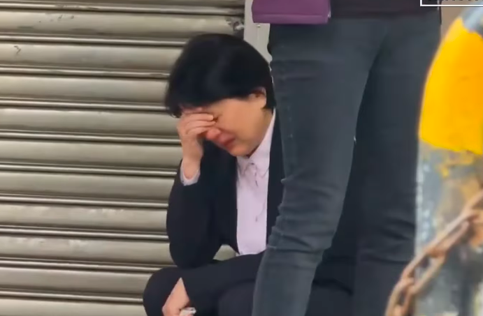 民眾黨立委邱慧洳8日被拍到在議場外難過落淚。(資料畫面)