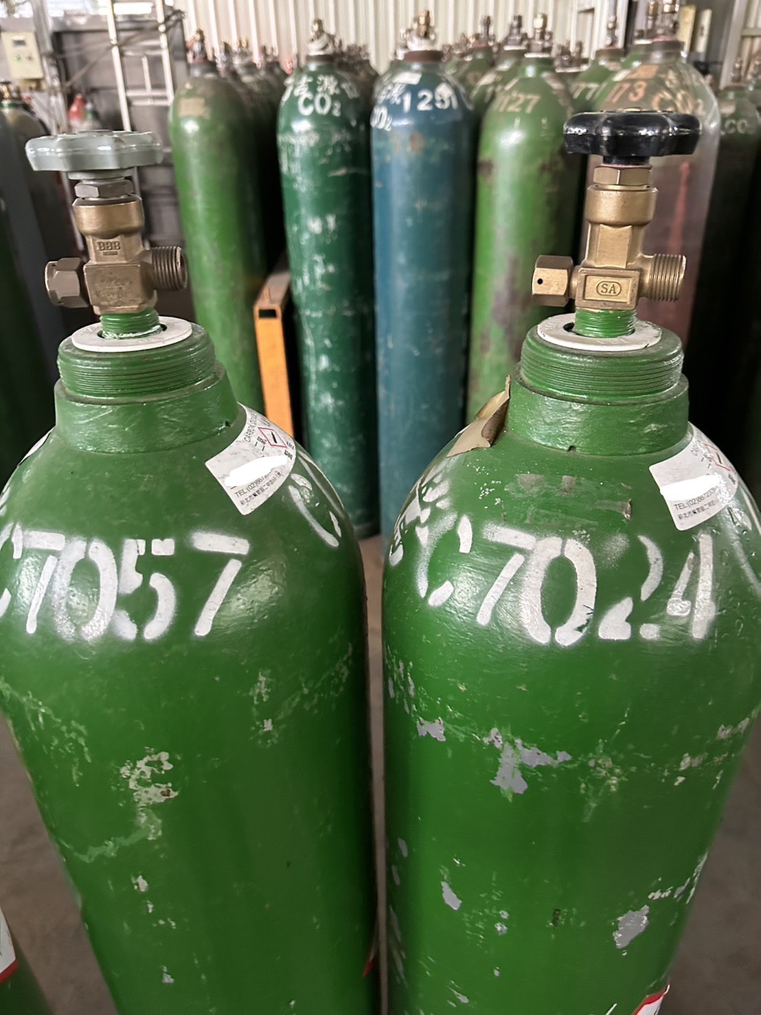 台中檢調偵破非法業者以工業氣體假冒醫用氧及食用二氧化碳,出售給醫院等單位。(中檢提供)