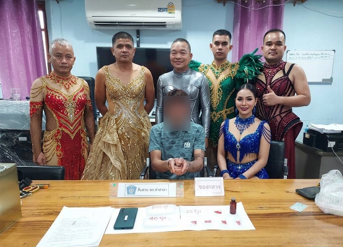 泰國警察們自費裝扮,成功逮捕毒販。(翻攝自臉書@สถานีตำรวจภูธรท่าหลวง ลพบุรี)
