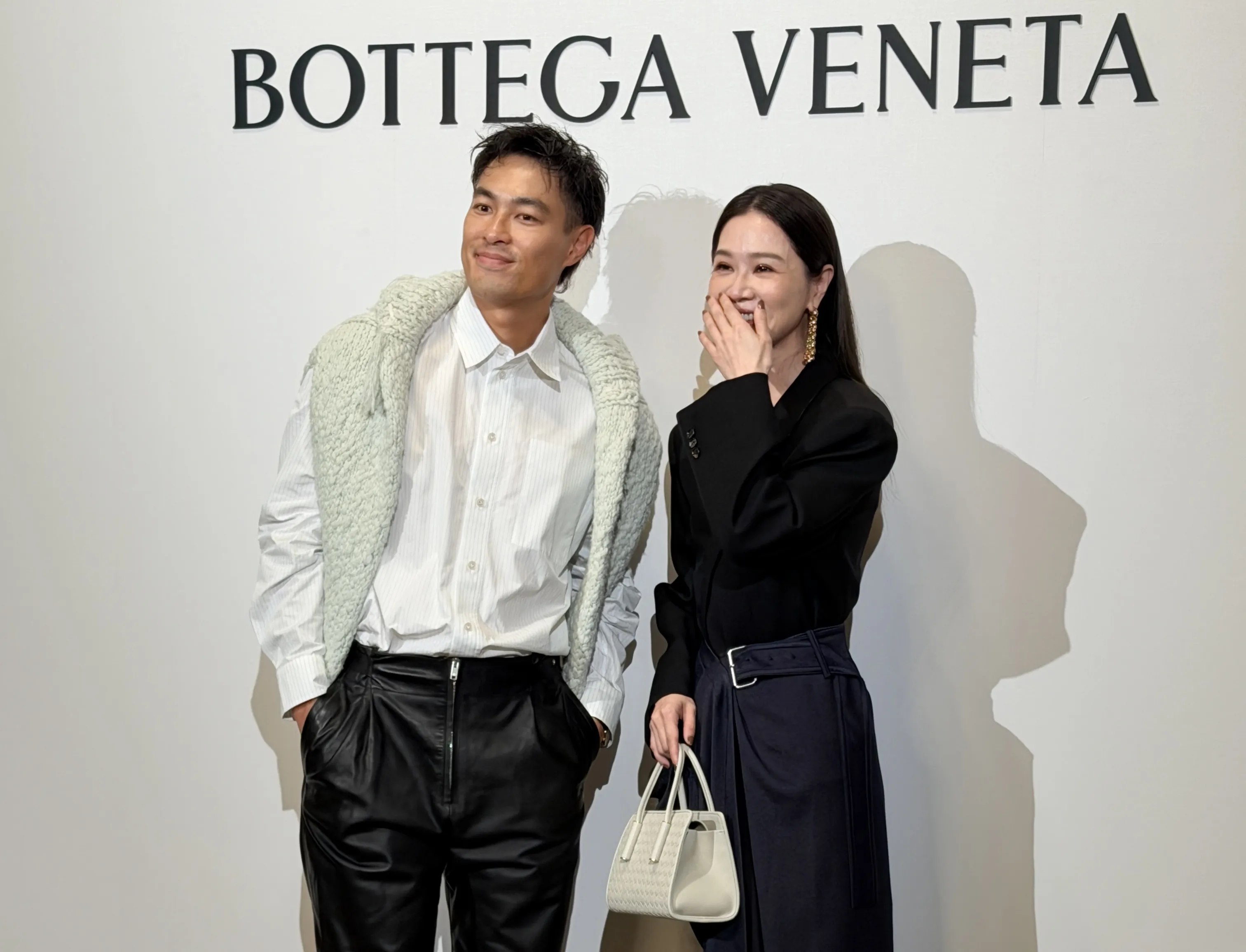 楊祐寧看BOTTEGA VENETA秋冬鑑賞熱到擦汗        謝盈萱讚服裝粗獷中有感性           