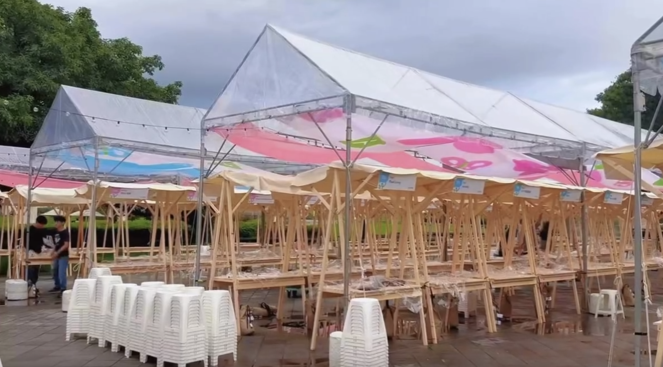 Pinkoi上週五於花博舉辦「品品節」市集,不料首日遭逢大雨且雨備不足,導致設計師攤位作品淋濕,現場一片狼藉。(翻攝自Threads@ilovepinkoi)
