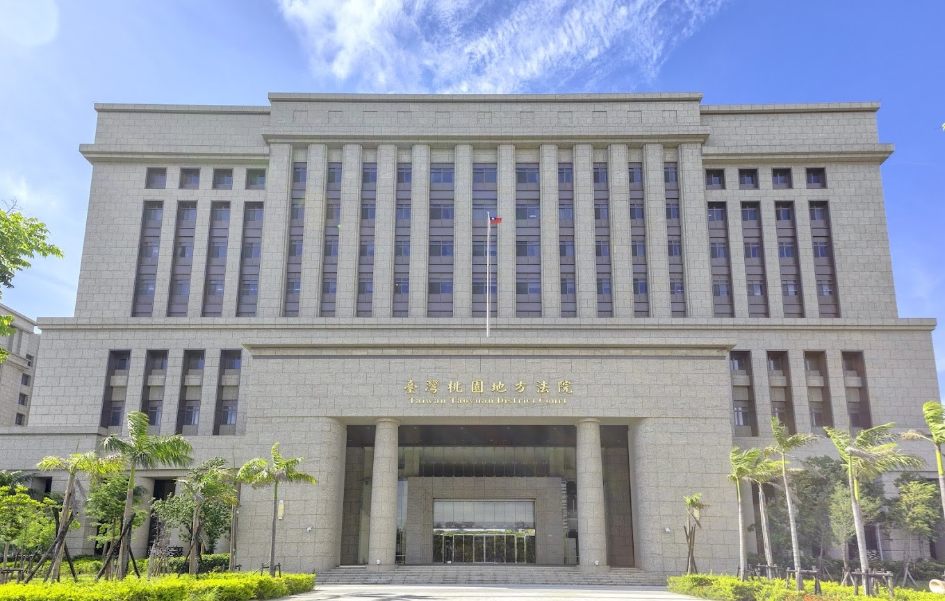 桃園市警局交通大隊一名曾姓員警,對3名嚴重違規的駕駛人開罰單時放水,全案曝光後,被桃園地院依圖利罪判處有期徒刑2年。(翻攝畫面)