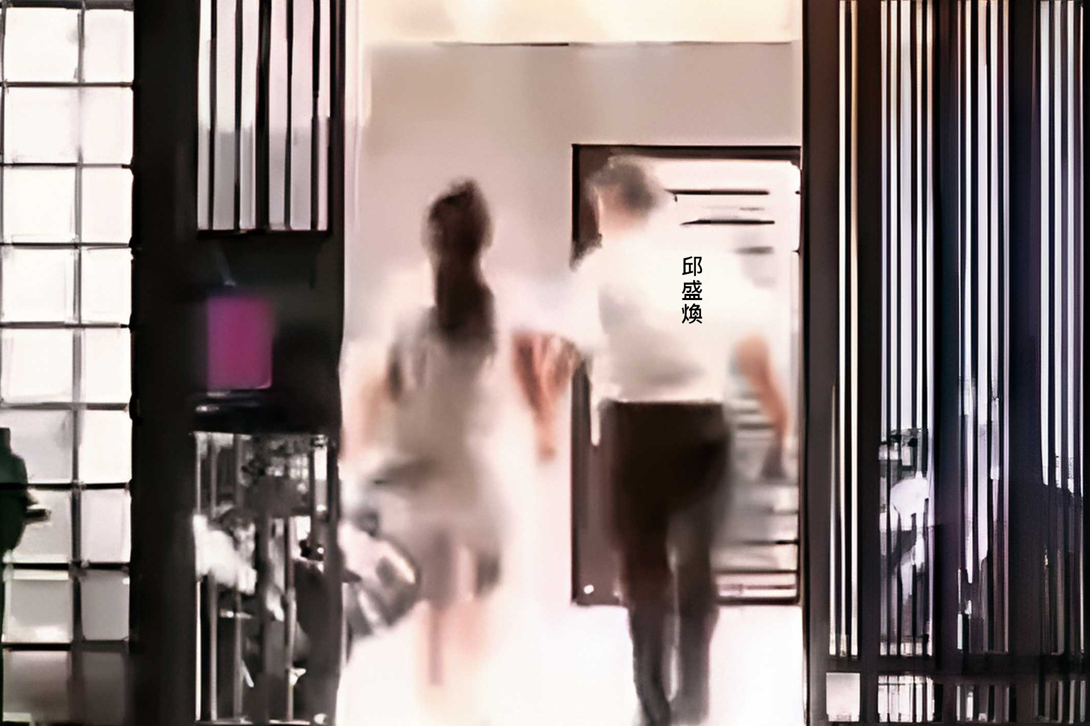 邱盛煥與女子牽手緊扣,走進位於台南安平的一處出租套房。(讀者提供)