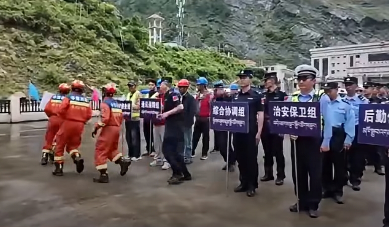 本次遭山洪淹沒的吉隆口岸大樓(後方),本月初才剛進行防災演練。(翻攝自X)