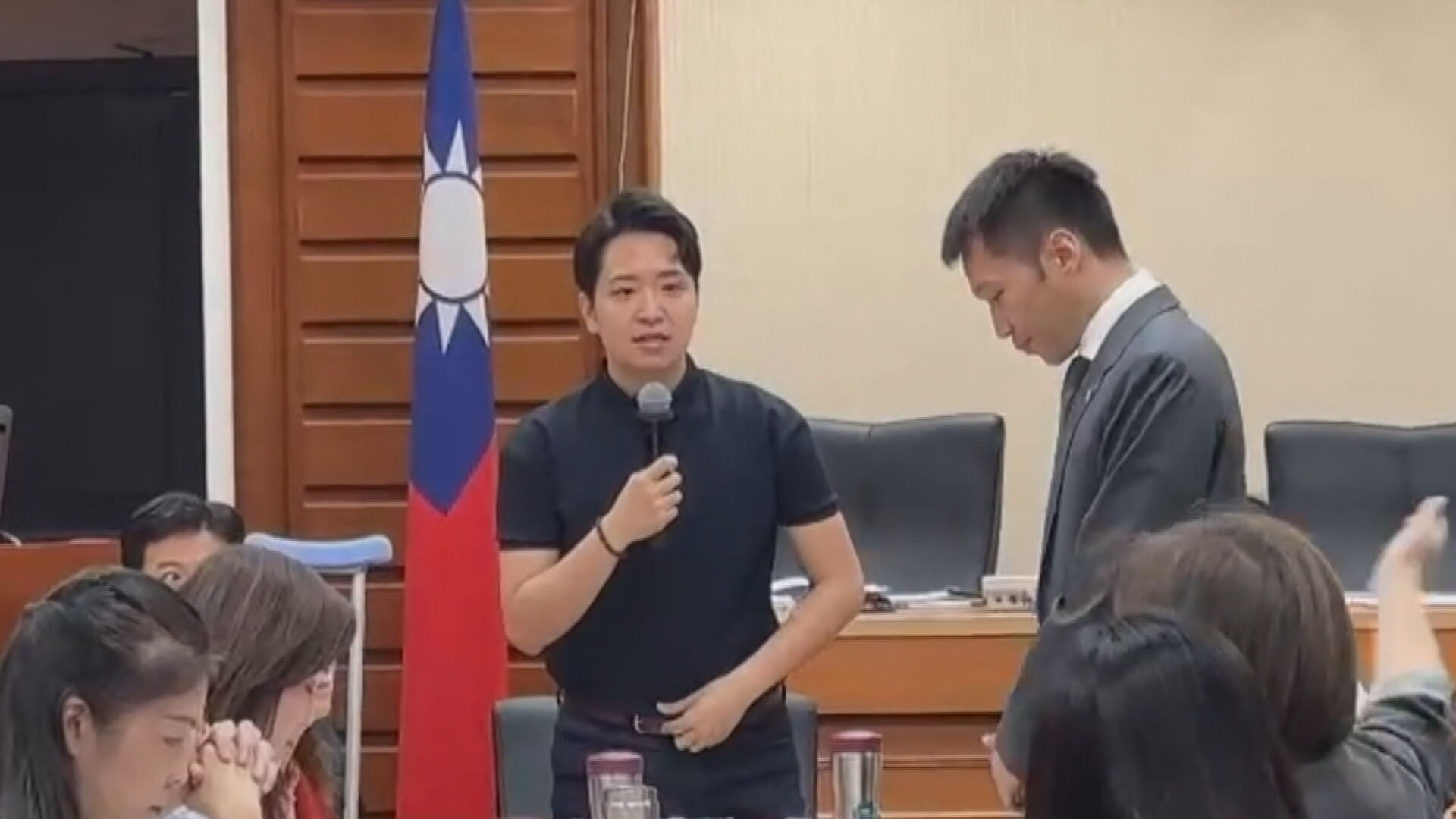 李洋及13部會官員立院等逾2.5小時　羅廷瑋：中午吃便當休息時間