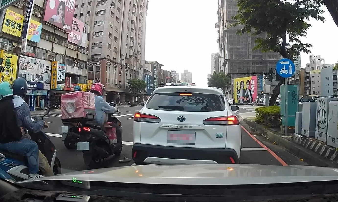 免費加料？外送員「腳趾伸進保溫袋」磨蹭20秒　foodpanda：暫停派單釐清中