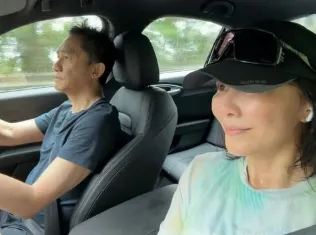 劉嘉玲曬梁朝偉副駕視角！超甜日常曝光　萬人朝聖喊：留友看開車的偉仔