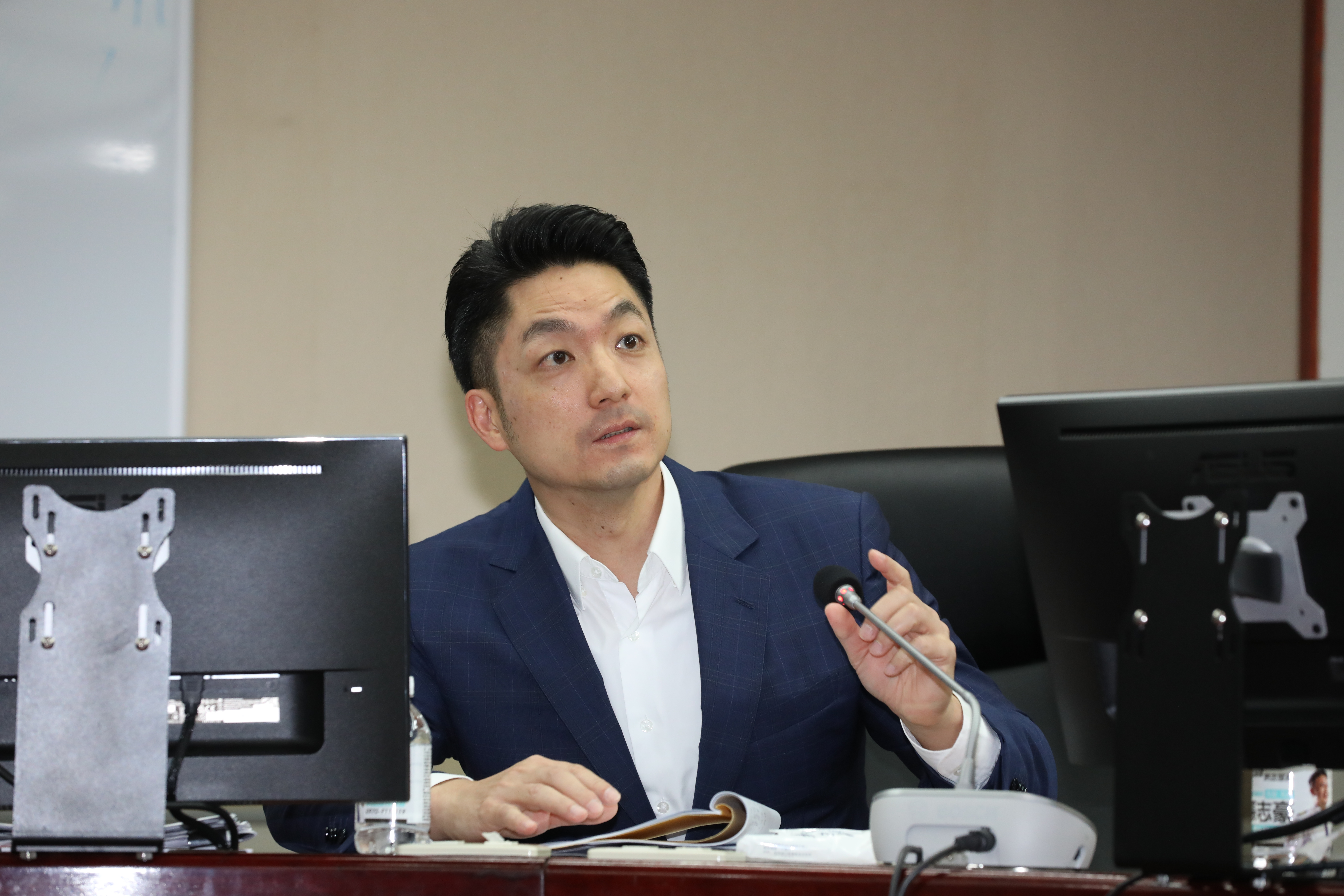 丹娜絲來襲,蔣萬安宣布正常上班上課,提醒大家記得攜帶雨具,引發許多市民反彈。(資料照)