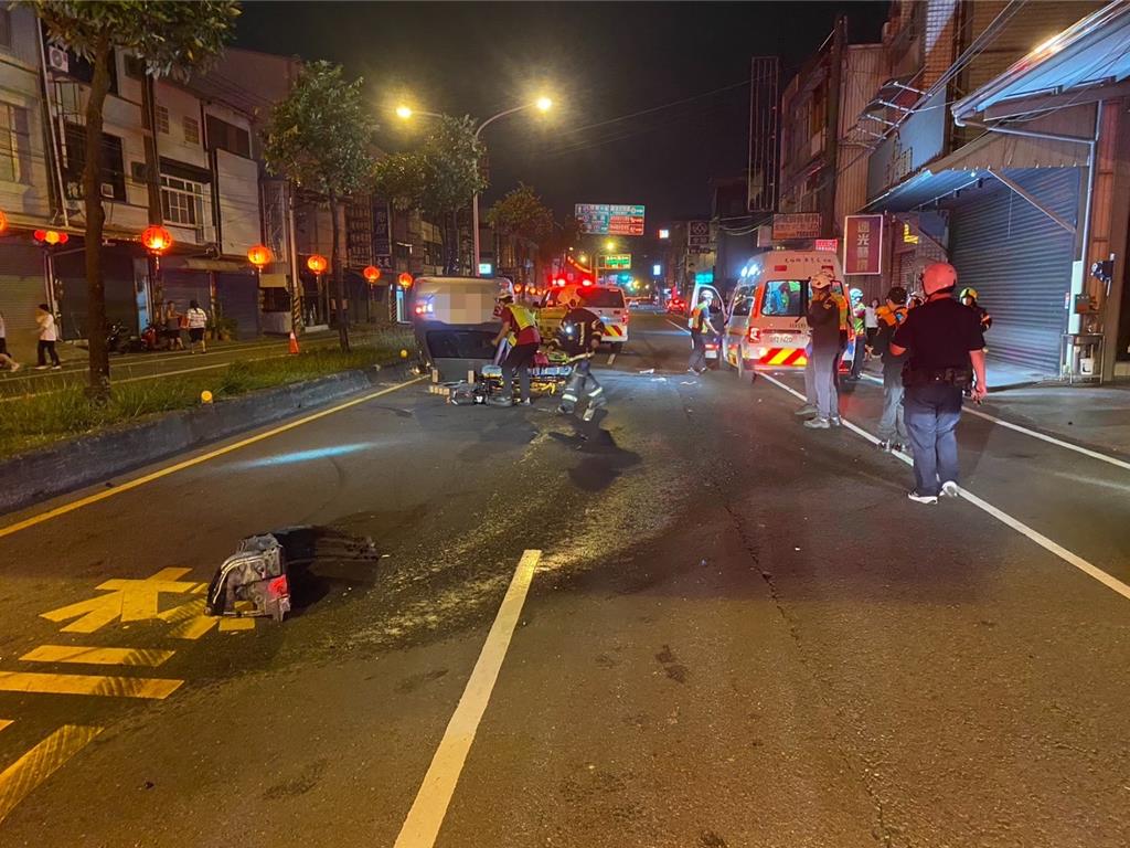 屏東市14日深夜發生一起死亡車禍,一輛轎車因不明原因自撞翻覆,駕駛傷重不治。(翻攝畫面)