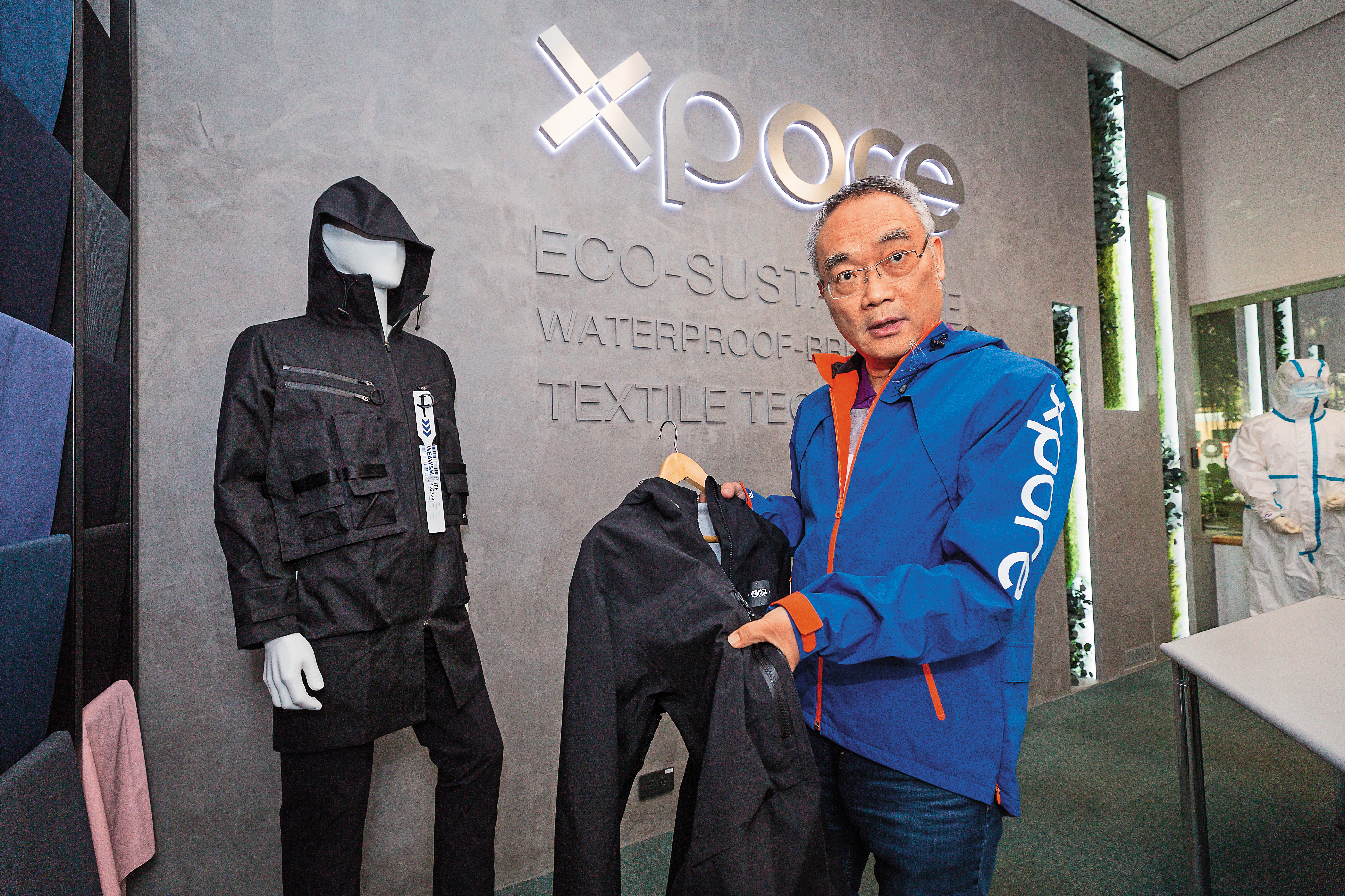 明基材料透過專利的e2cycle技術重新造粒,可把面板廢料轉化為再生機能紗線與防水透濕薄膜。