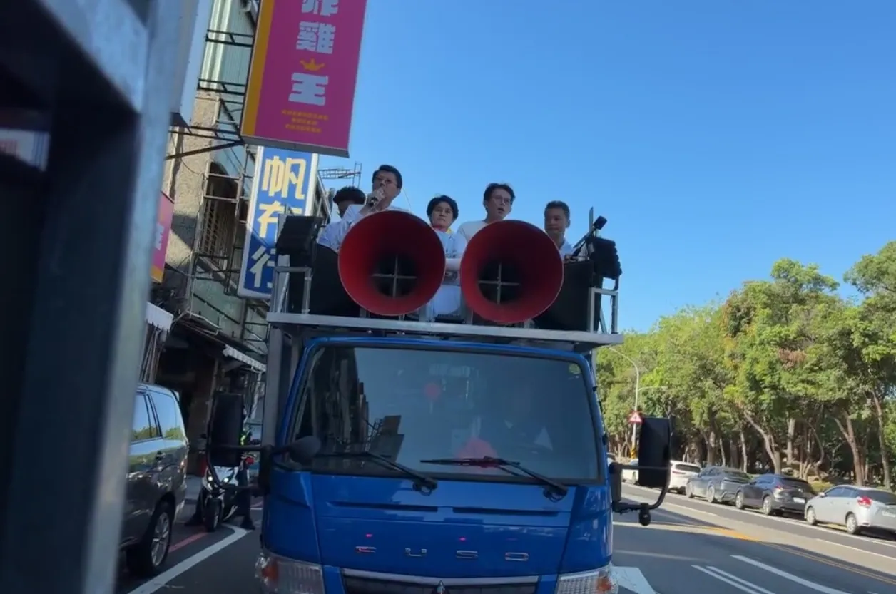 藍白合掃街車隊無視紅燈衝路口　謝龍介檢討承諾「用路安全擺第一」