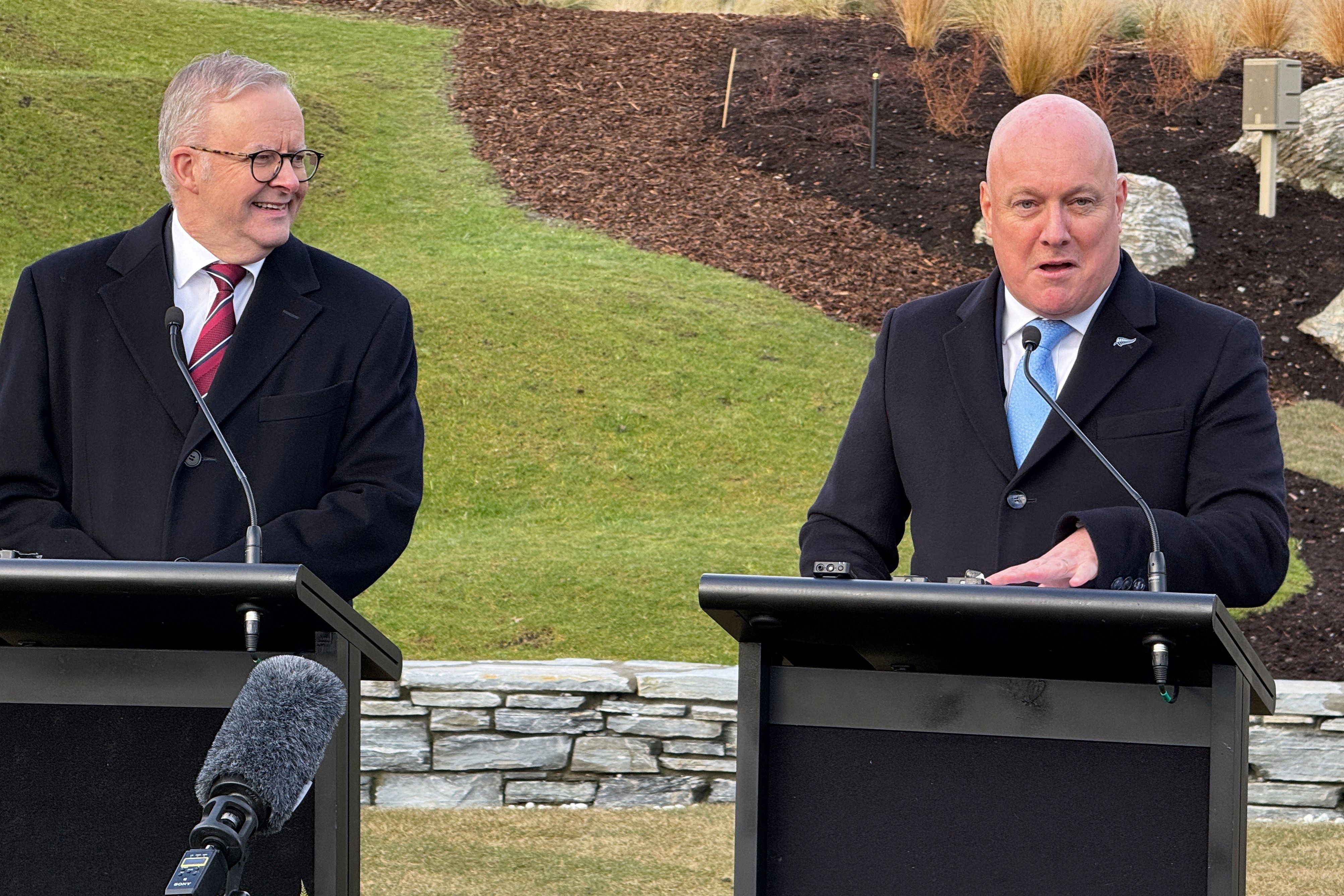 紐西蘭總理盧克森上週訪澳,左為澳洲總理艾班尼斯。(資料照,AP)