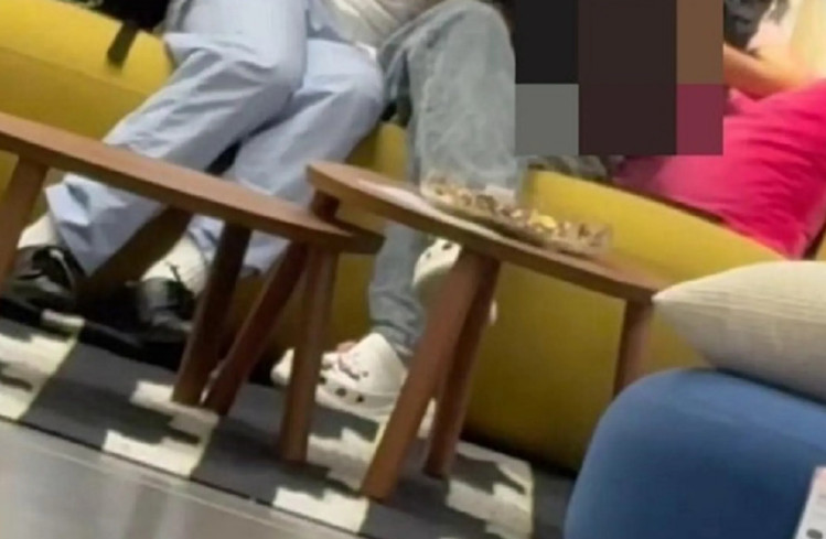 一對情侶公然在香港IKEA賣場沙發親密摟抱,引發眾人側目。(翻攝baby-kingdom.com)
