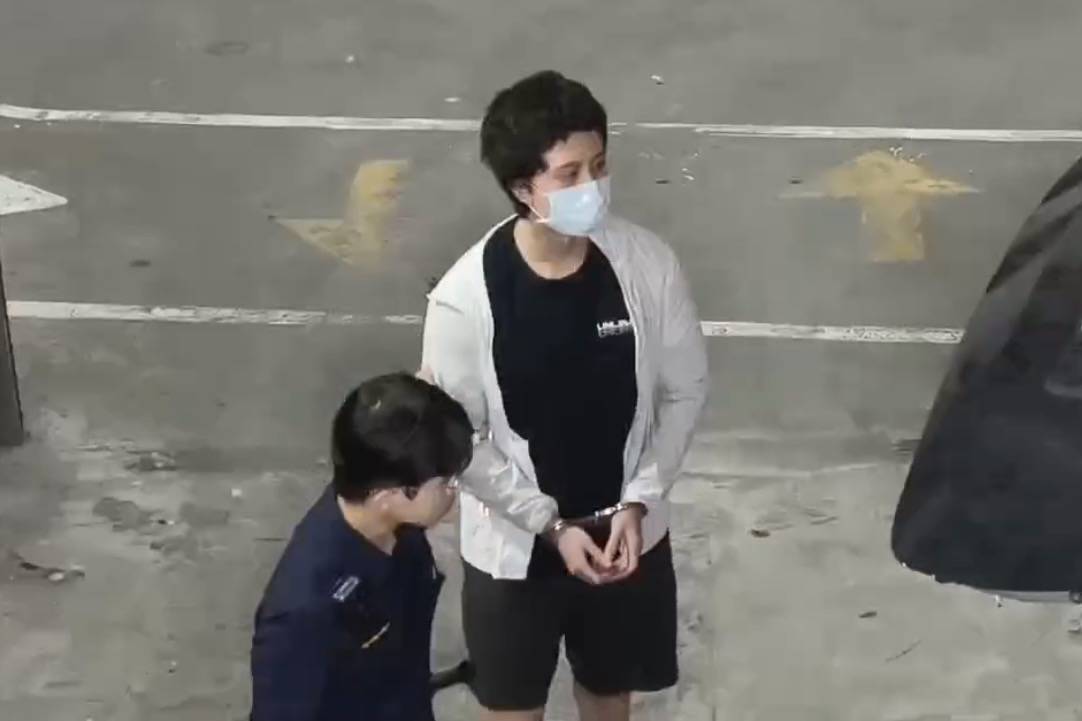 孫安佐昨被羈押後,被上手銬、腳鐐踏上囚車。(鏡新聞提供)