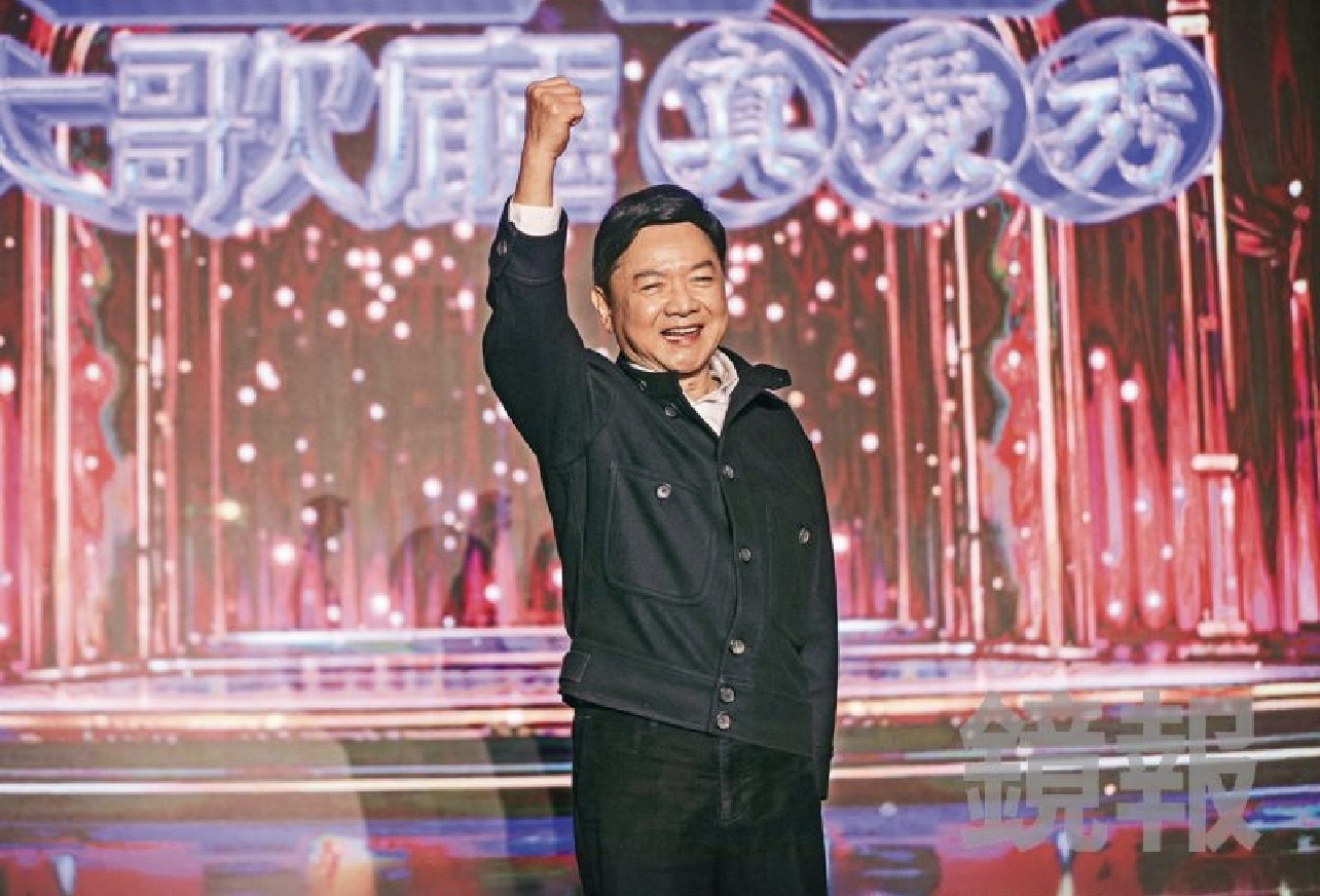 葉啟田在「2026 真愛秀.藍寶石大歌廳」演出露臉時,強調自己身體健康。(圖/鏡報提供)