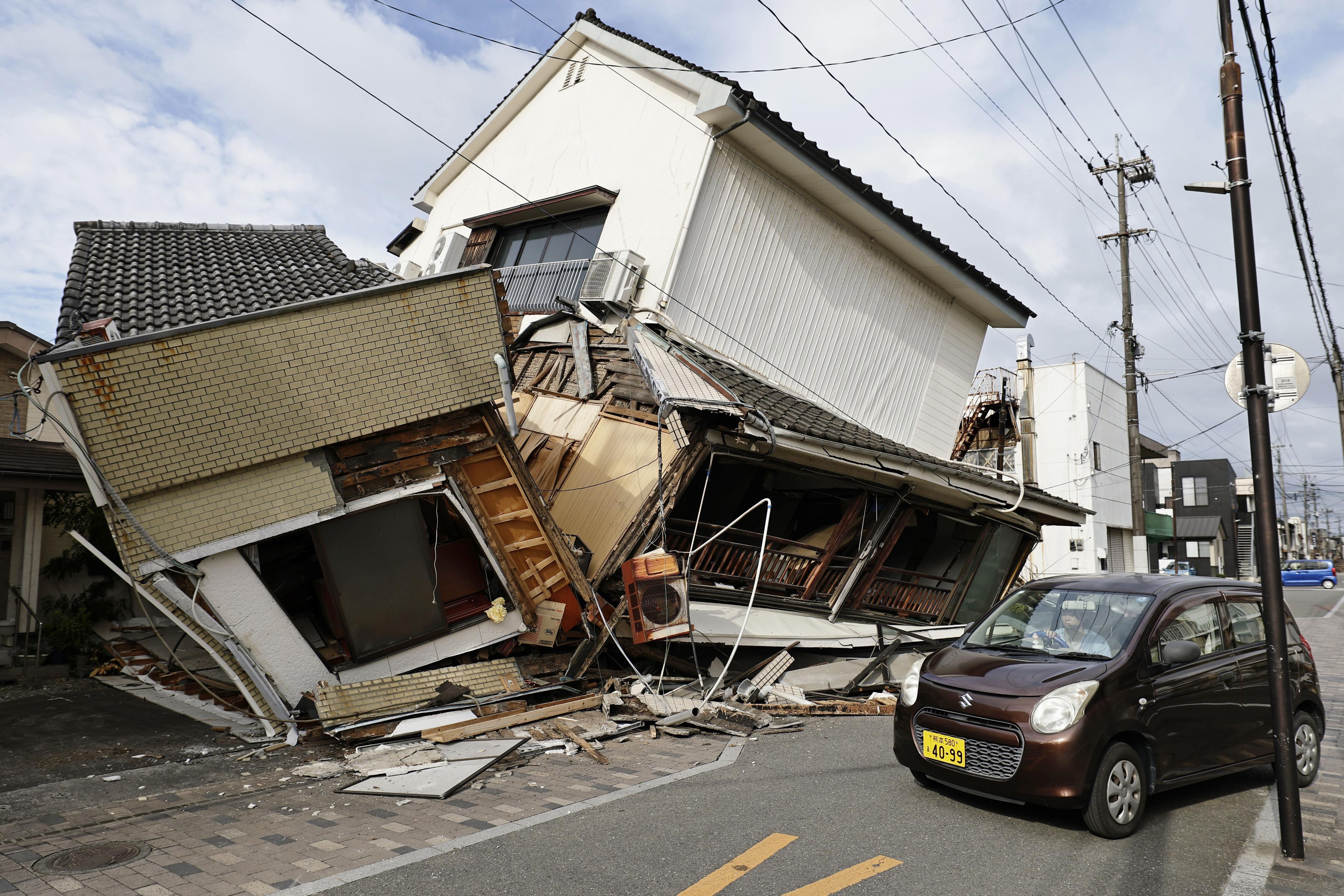 熊本縣發生規模7.1強震,造成建築倒塌。(AP)