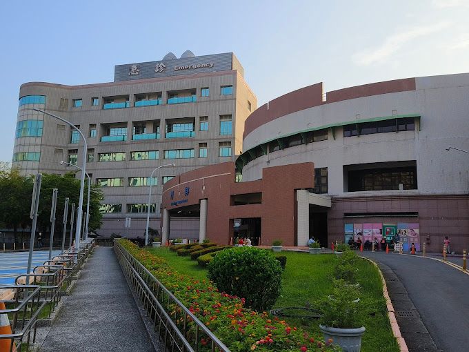 高雄榮總驚見「實境碰碰車」 7旬婦離場受困反覆碰撞前後車