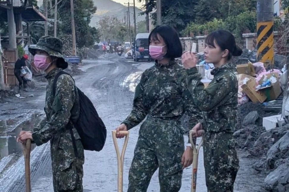 國軍3名女兵利用休假自發到花蓮光協助災民。(翻攝自臉書「靠北長官2020」)