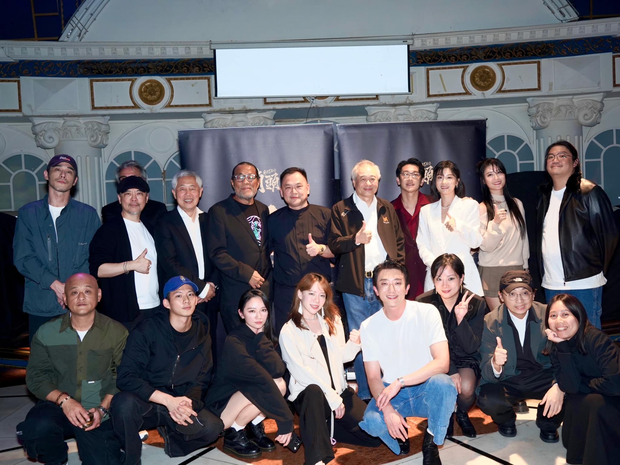 《大橋頭》奪金馬男配慶功宴,吳念軒待滿全場,李安到來時也蹲在女友旁邊一起合照。(張威縯IG)