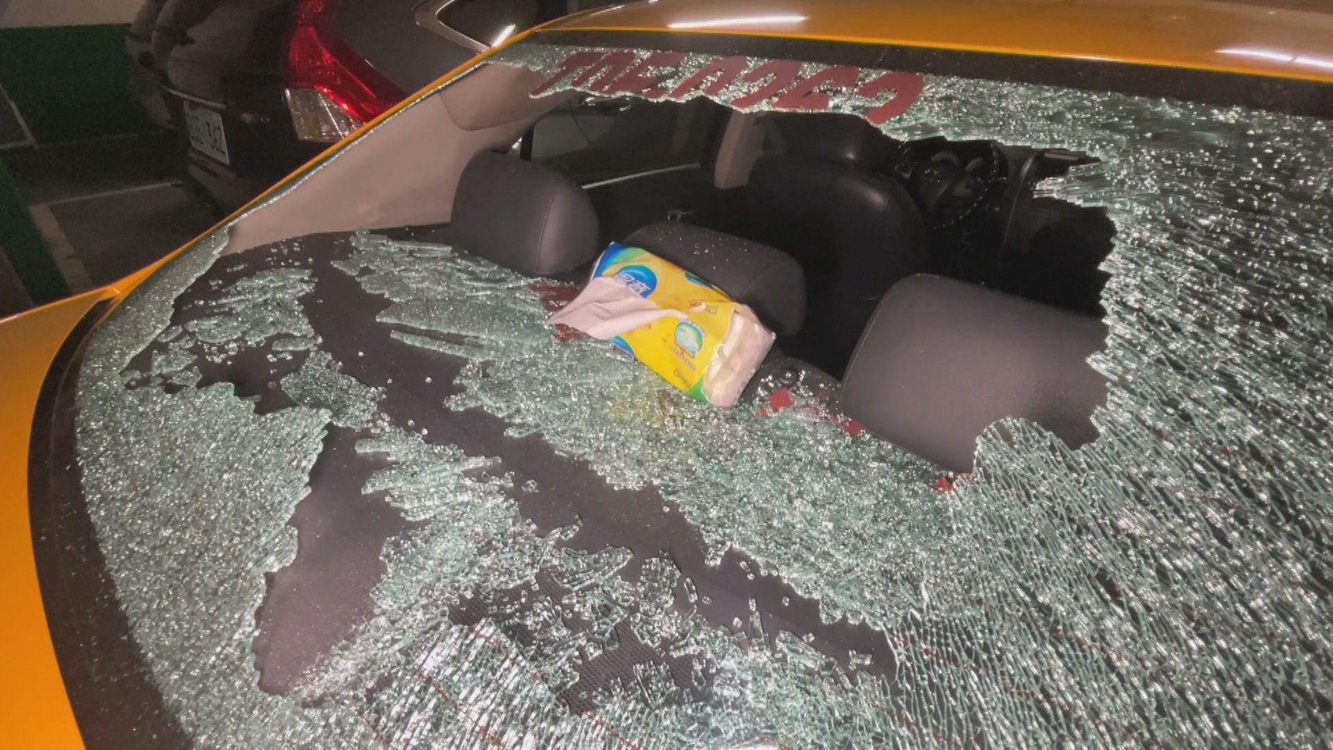 計程車司機和其他車輛駕駛發生行車糾紛,計程車遭砸。