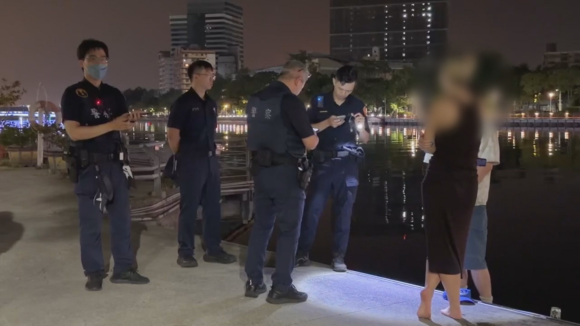 一名奧地利交換生酒後跳水驚動警消。(翻攝畫面)