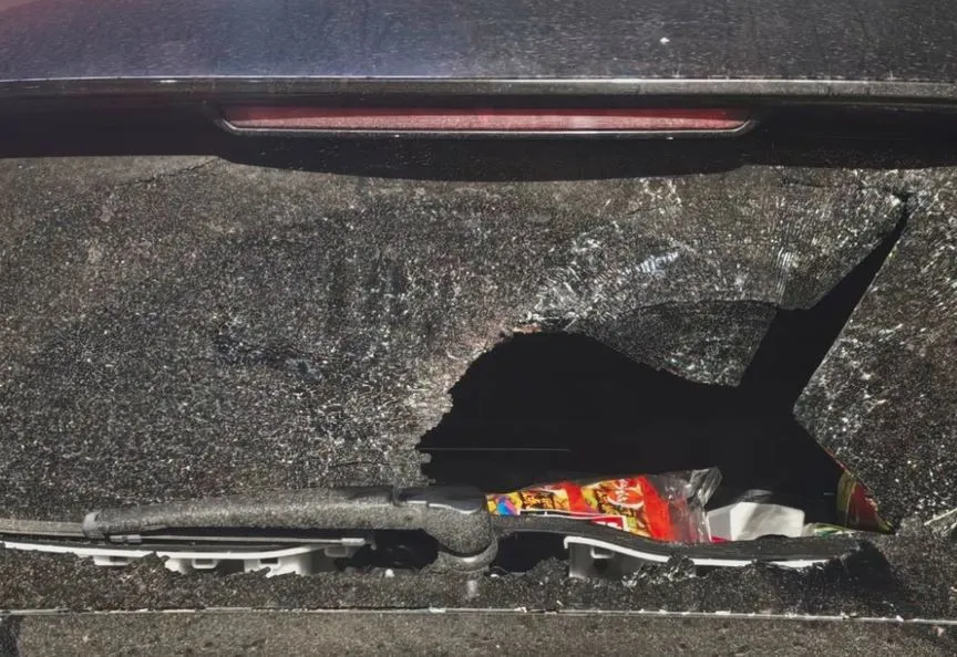 百貨停車場情侶大吵！男友氣到一拳捶爆車窗　女友也遭玻璃割傷