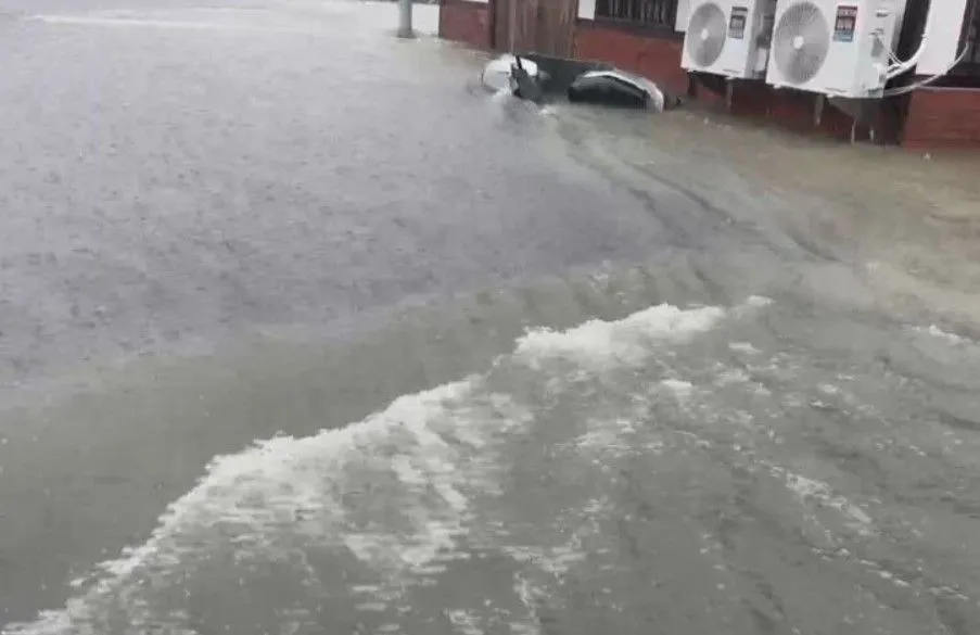 白海豚今明風雨最劇　橫掃沖繩「釀7傷、航班大亂」1／凌晨被「白海豚」叫醒　颱風外圍環流雨彈、閃電炸台中