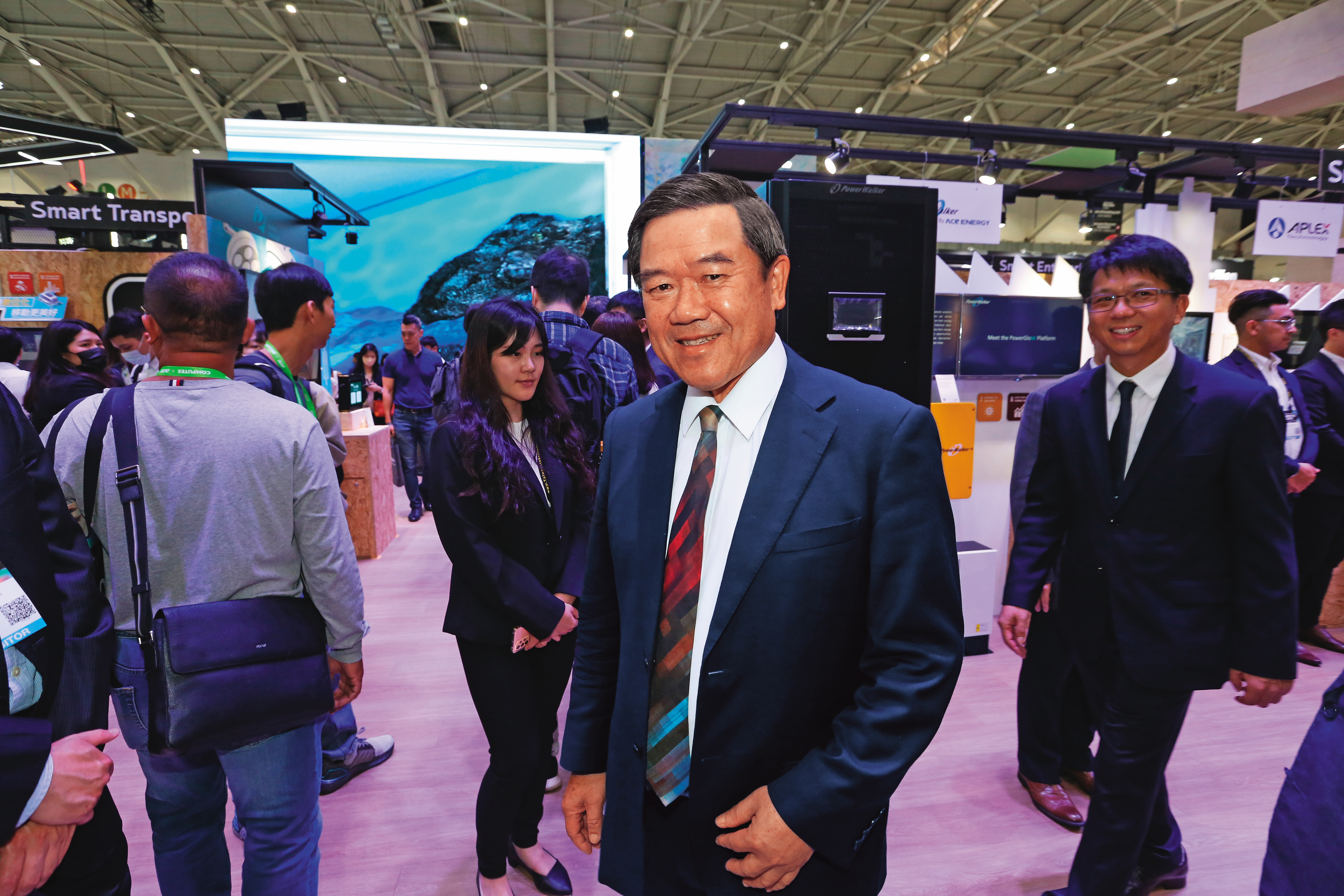 陳其宏以「通路先行」戰略攻生醫,佳世達醫療事業群營收將突破300億元。