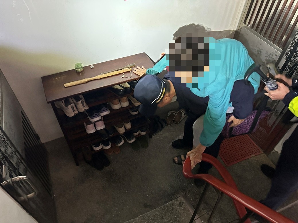 埔墘所長林維群將迷途老婦揹負上樓,助其返家。